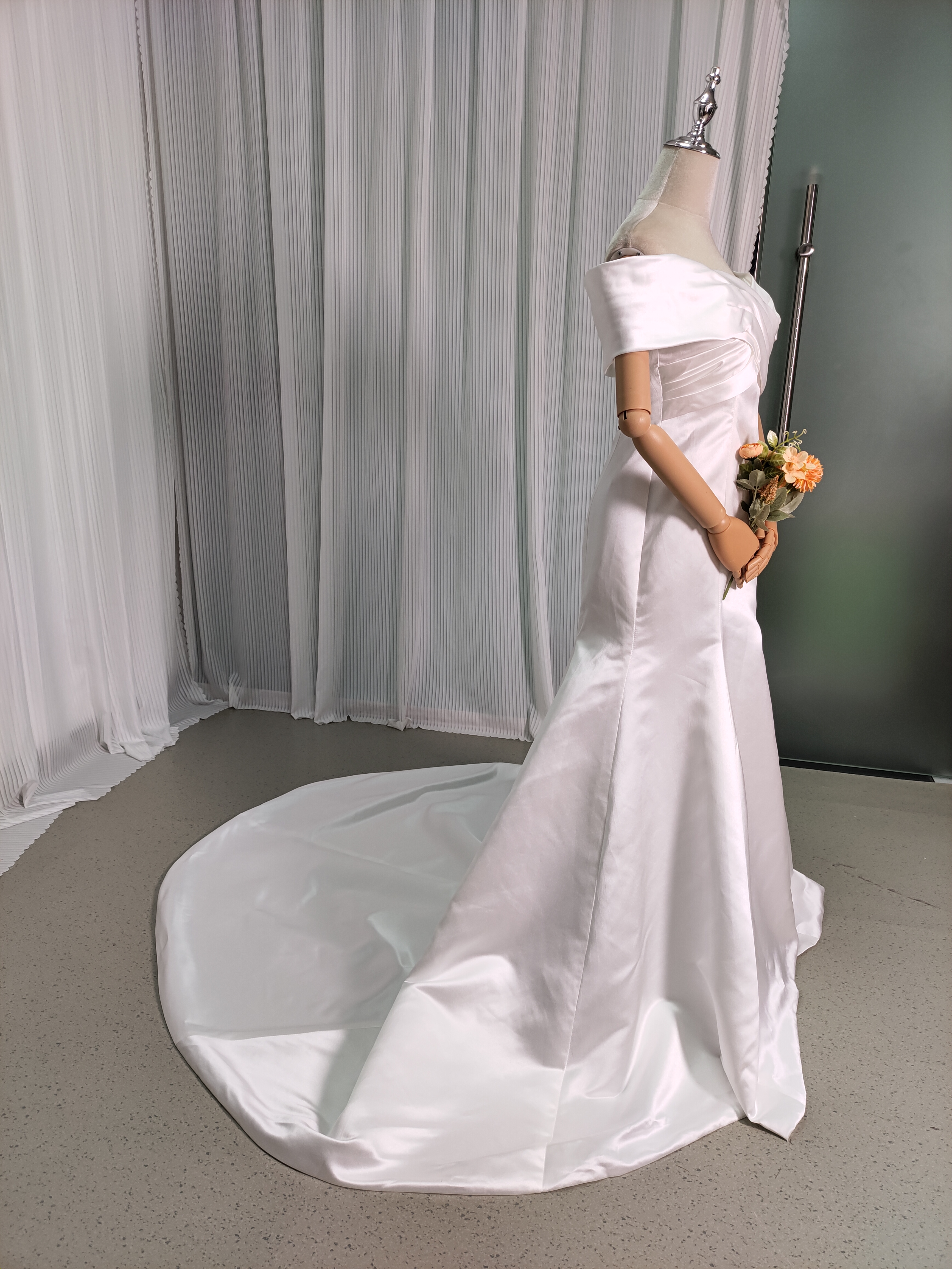 ウェディングドレス オフショルダー ファスナー マーメイドライン 結婚式 光沢サテン エレガント