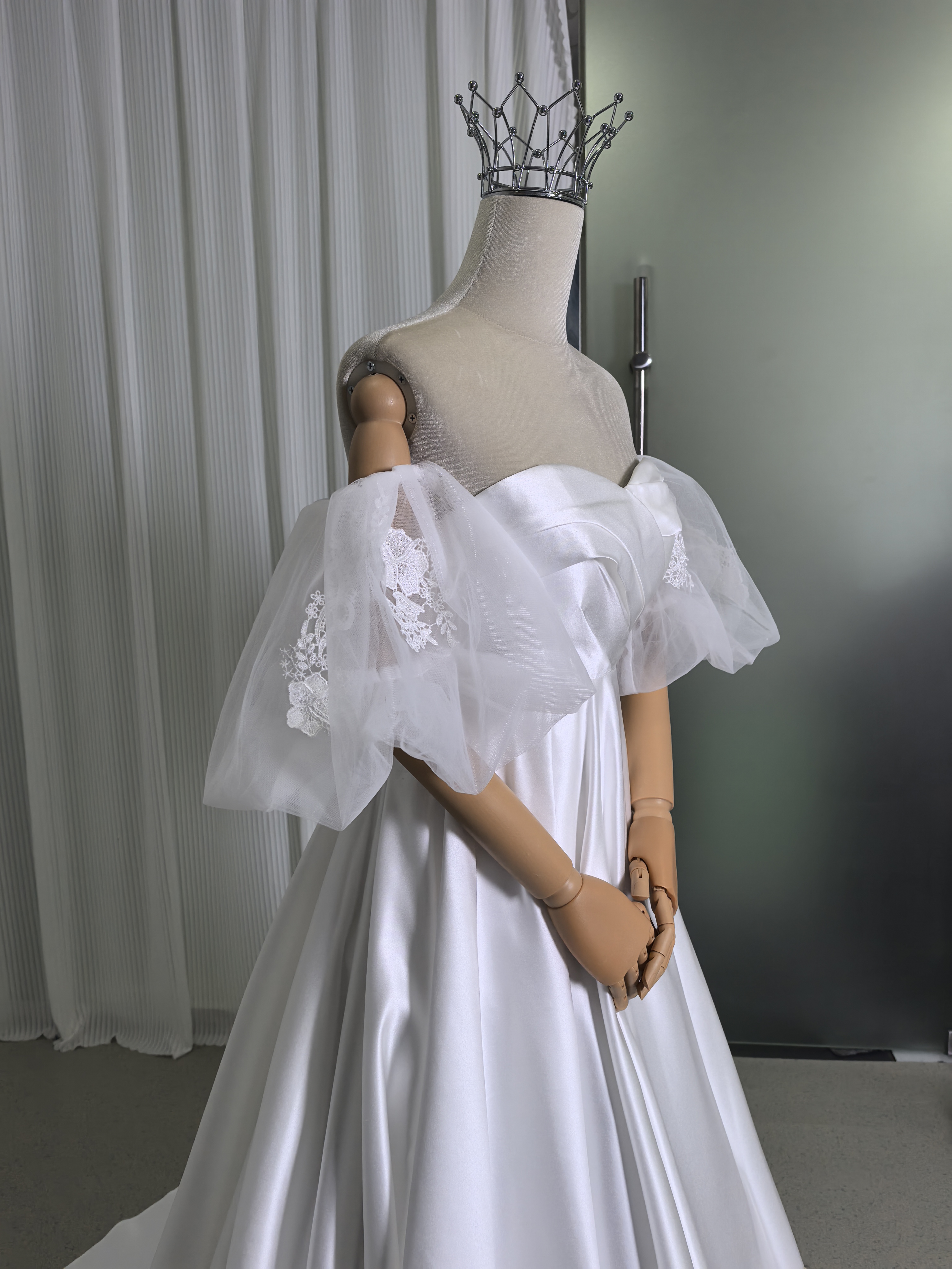 ウェディングドレス ベアトップ 上品透け袖 光沢サテン 編み上げ 可愛い 花嫁