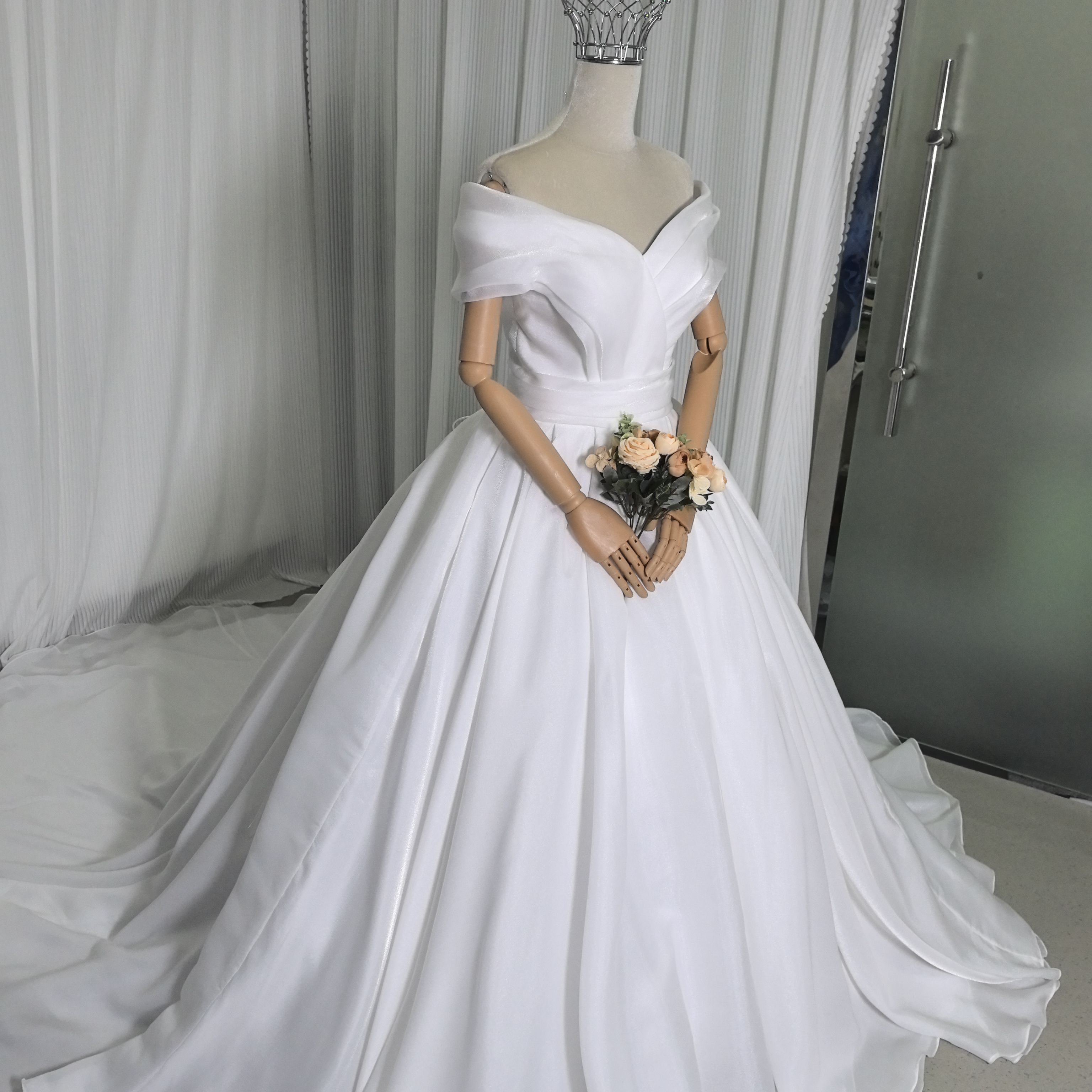 ウェディングドレス オフショルダー 編み上げ Aライン 披露宴/結婚式 エレガント ロングトレーン