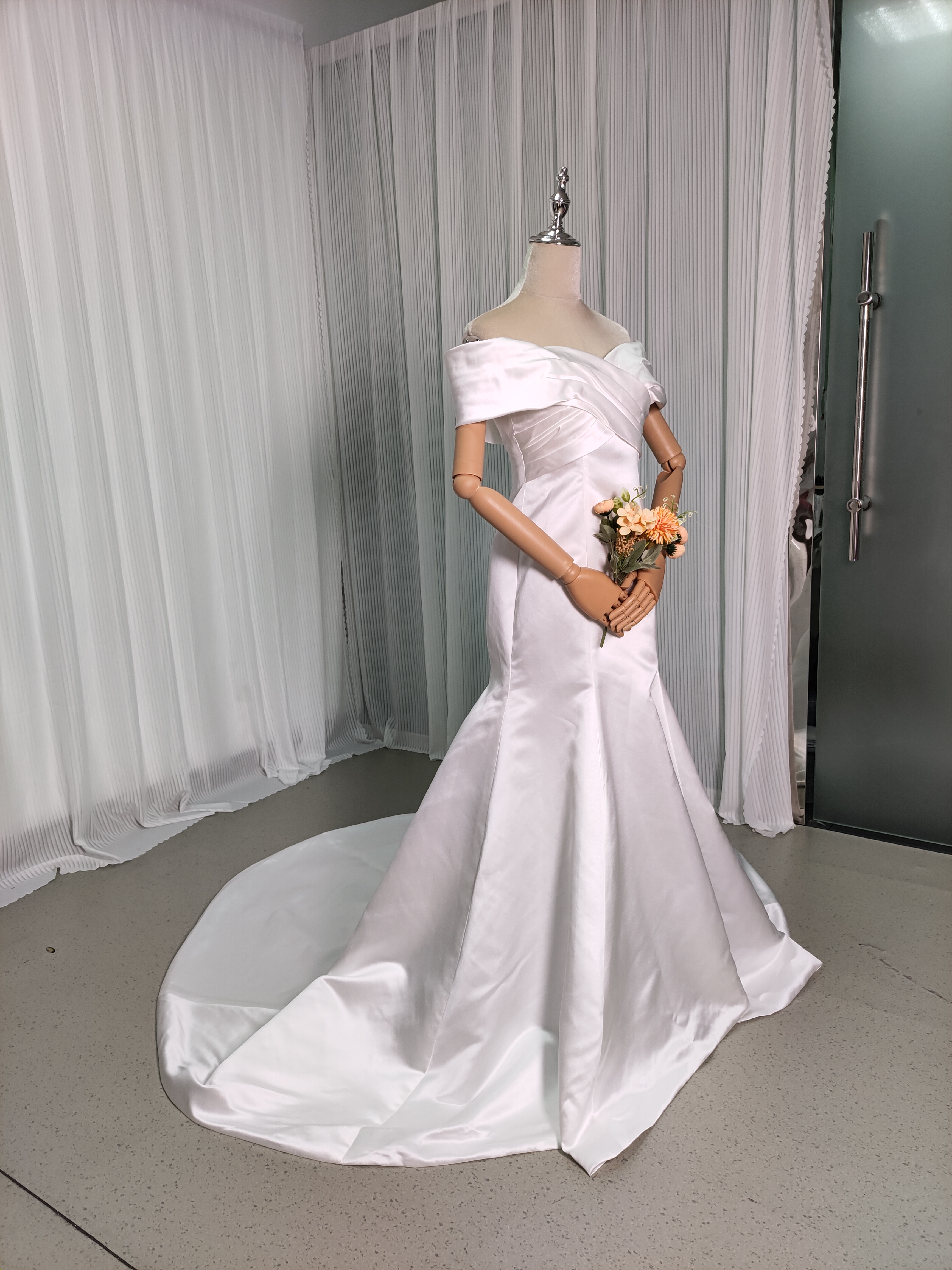 ウェディングドレス オフショルダー ファスナー マーメイドライン 結婚式 光沢サテン エレガント