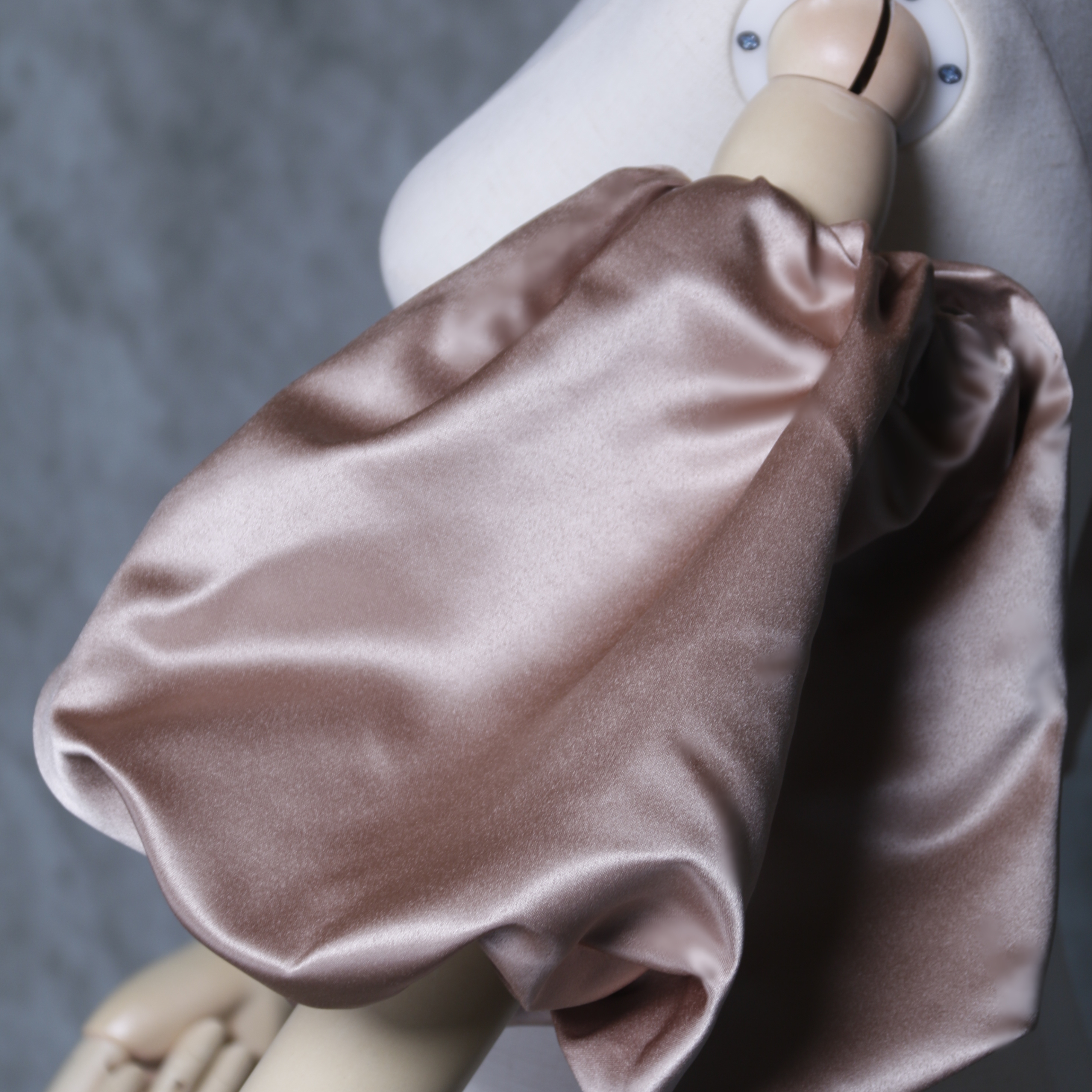 人気上昇！パフスリーブ カーキ色 ストレッチ 光沢サテン カラードレス