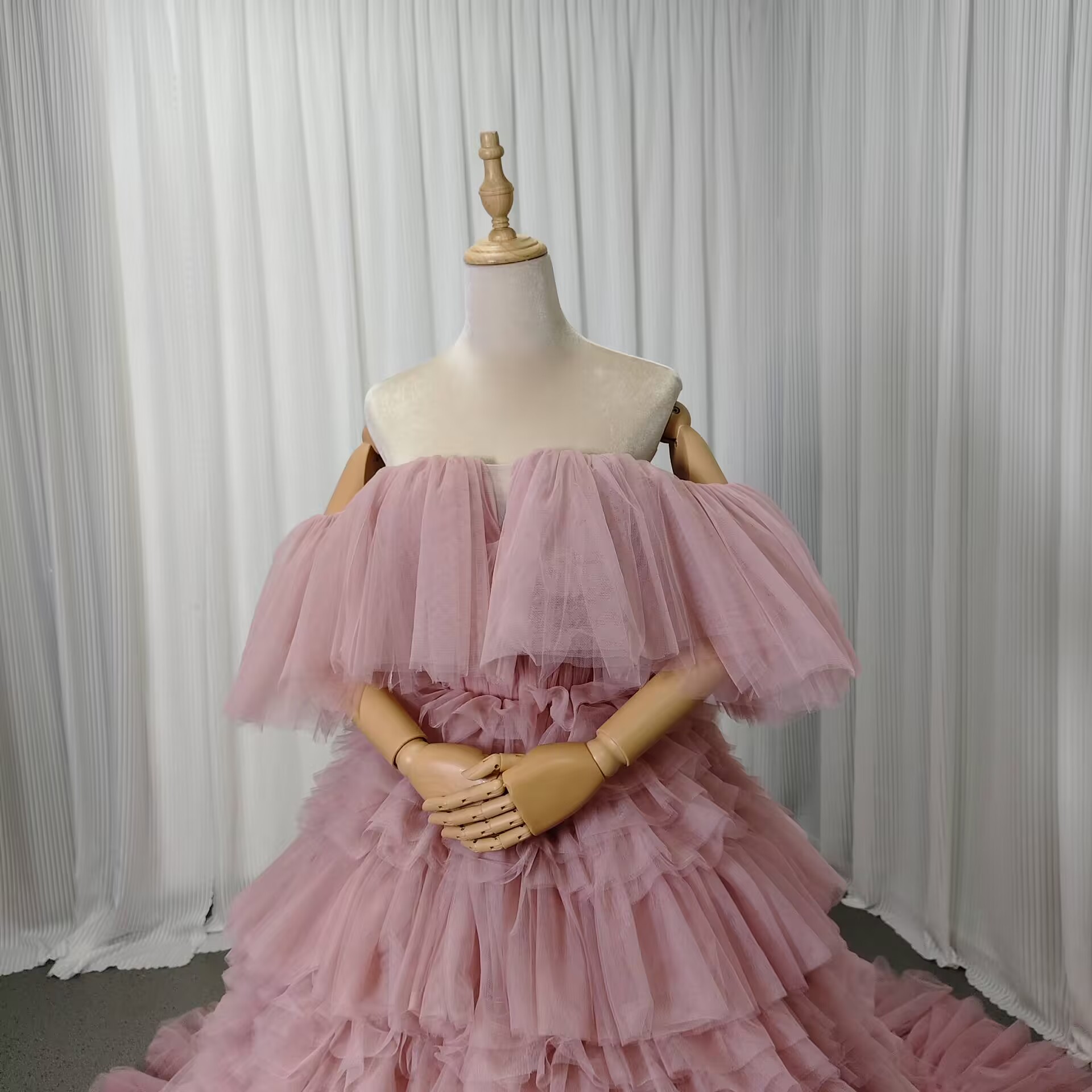 カラードレス ピンク オフショルダー 柔らかく重ねたチュールスカート 編み上げ 花嫁