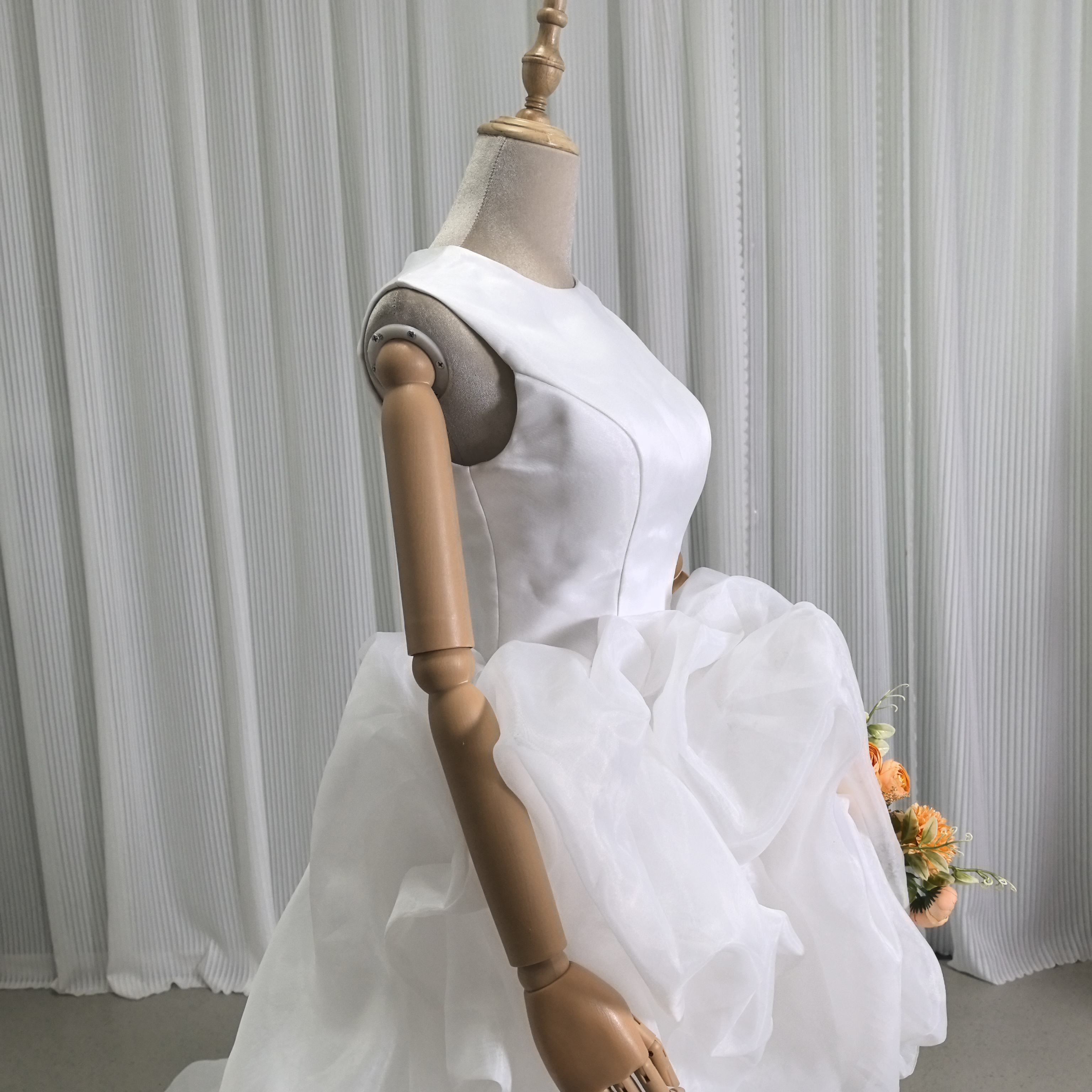 パーティードレス ノースリーブ 背中見せ ラッフルフリル フィッシュテール デザイン感 結婚式 前撮り