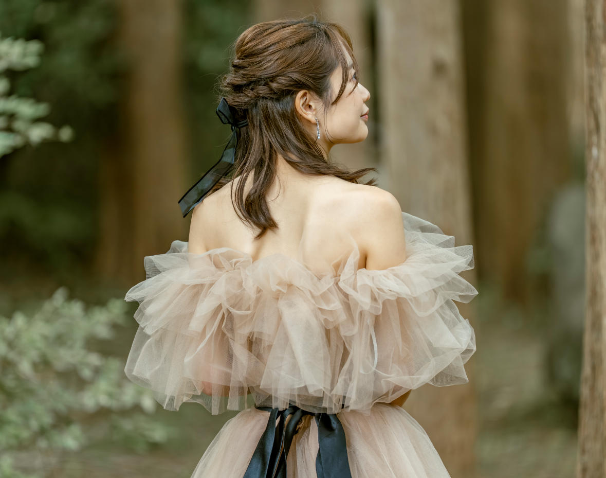 実例写真！カラードレス シャンパン色 オフショルダー チュールスカート サッシュベルト 前撮り 花嫁
