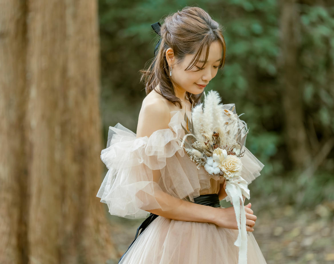 実例写真！カラードレス シャンパン色 オフショルダー チュールスカート サッシュベルト 前撮り 花嫁