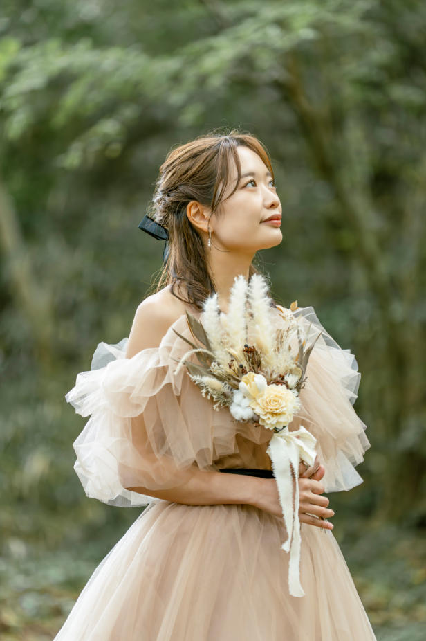 実例写真！カラードレス シャンパン色 オフショルダー チュールスカート サッシュベルト 前撮り 花嫁