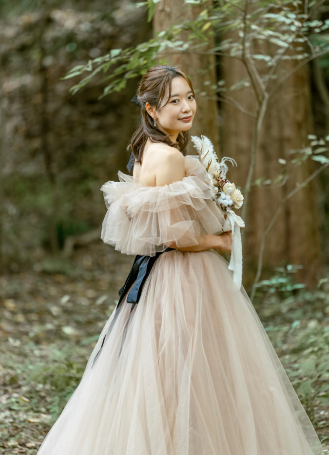 実例写真！カラードレス シャンパン色 オフショルダー チュールスカート サッシュベルト 前撮り 花嫁