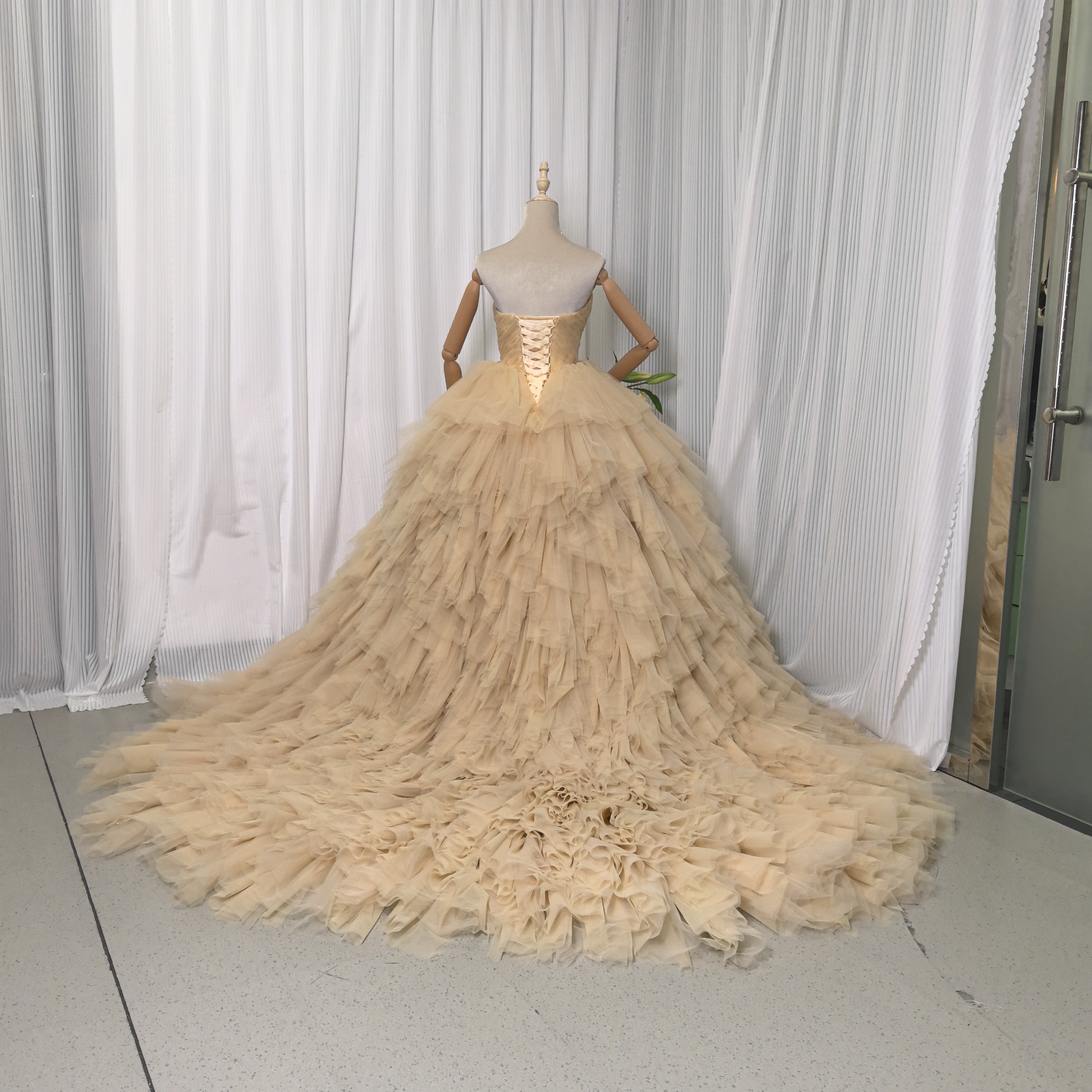 カラードレス ベージュ ベアトップ サッシュベルト 柔らかく重ねたチュールスカート 編み上げ 結婚式
