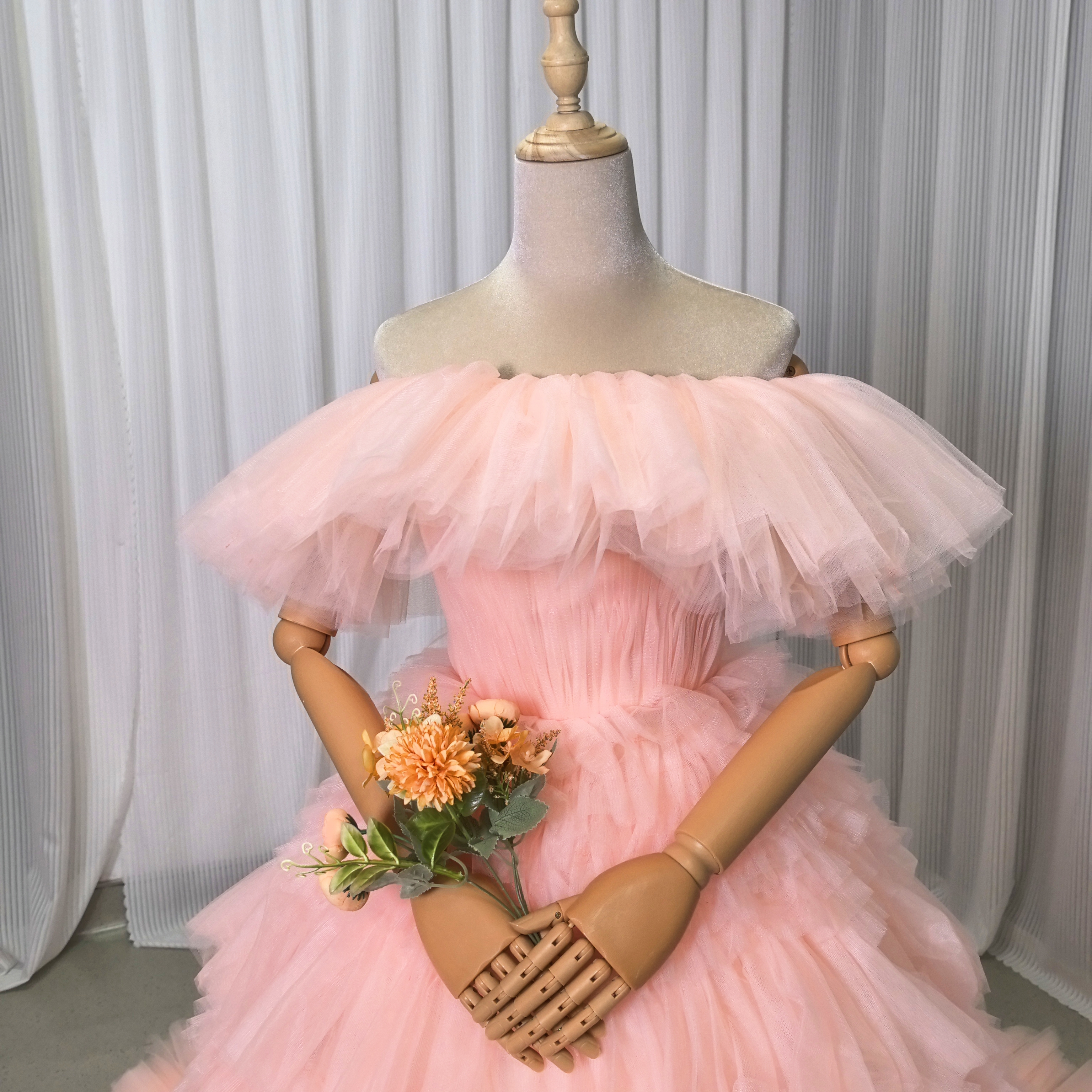 人気上昇！カラードレス 薄ピンク 取り外しオフショルダー フリルドレス チュールドレス 結婚式