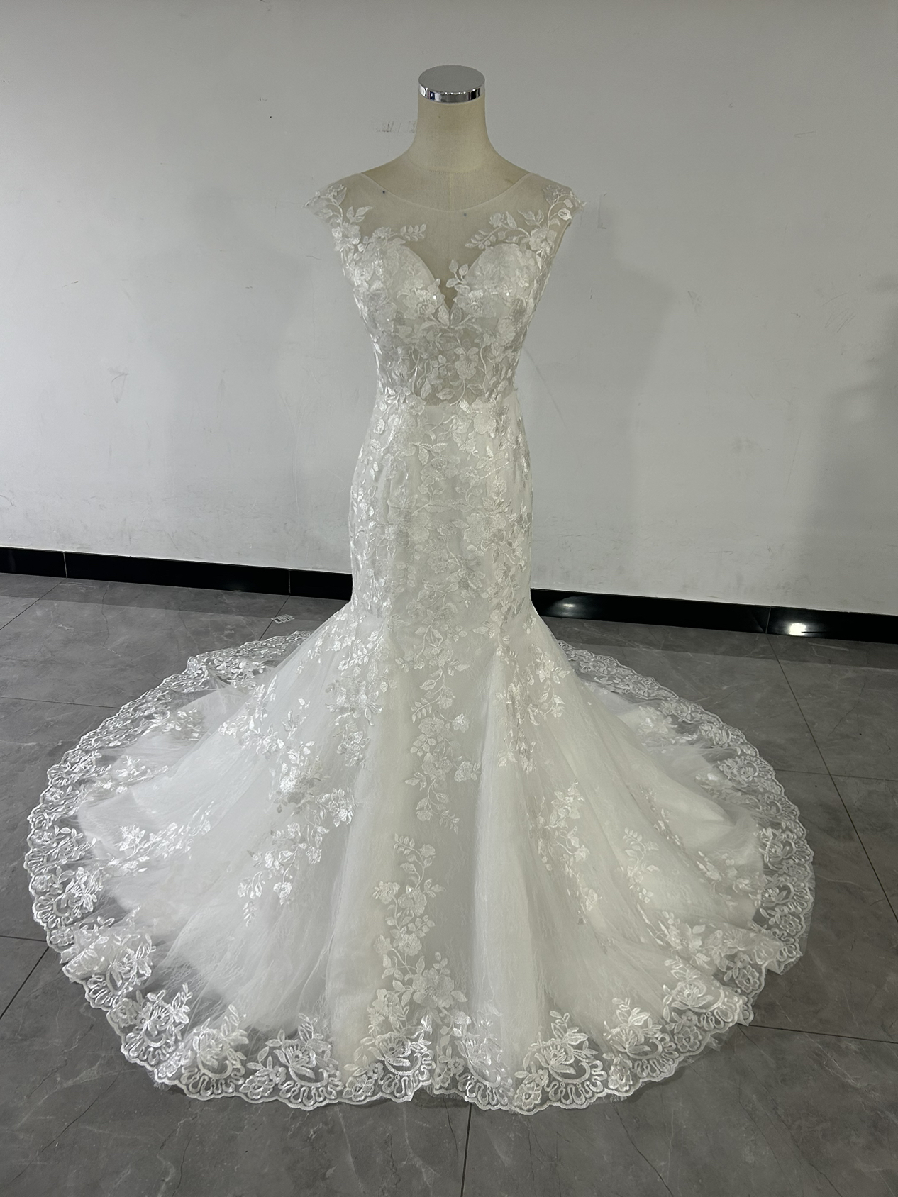 実例写真！ウェディングドレス 繊細レース ソフトマーメイドライン 優雅なシルエット 結婚式/披露宴