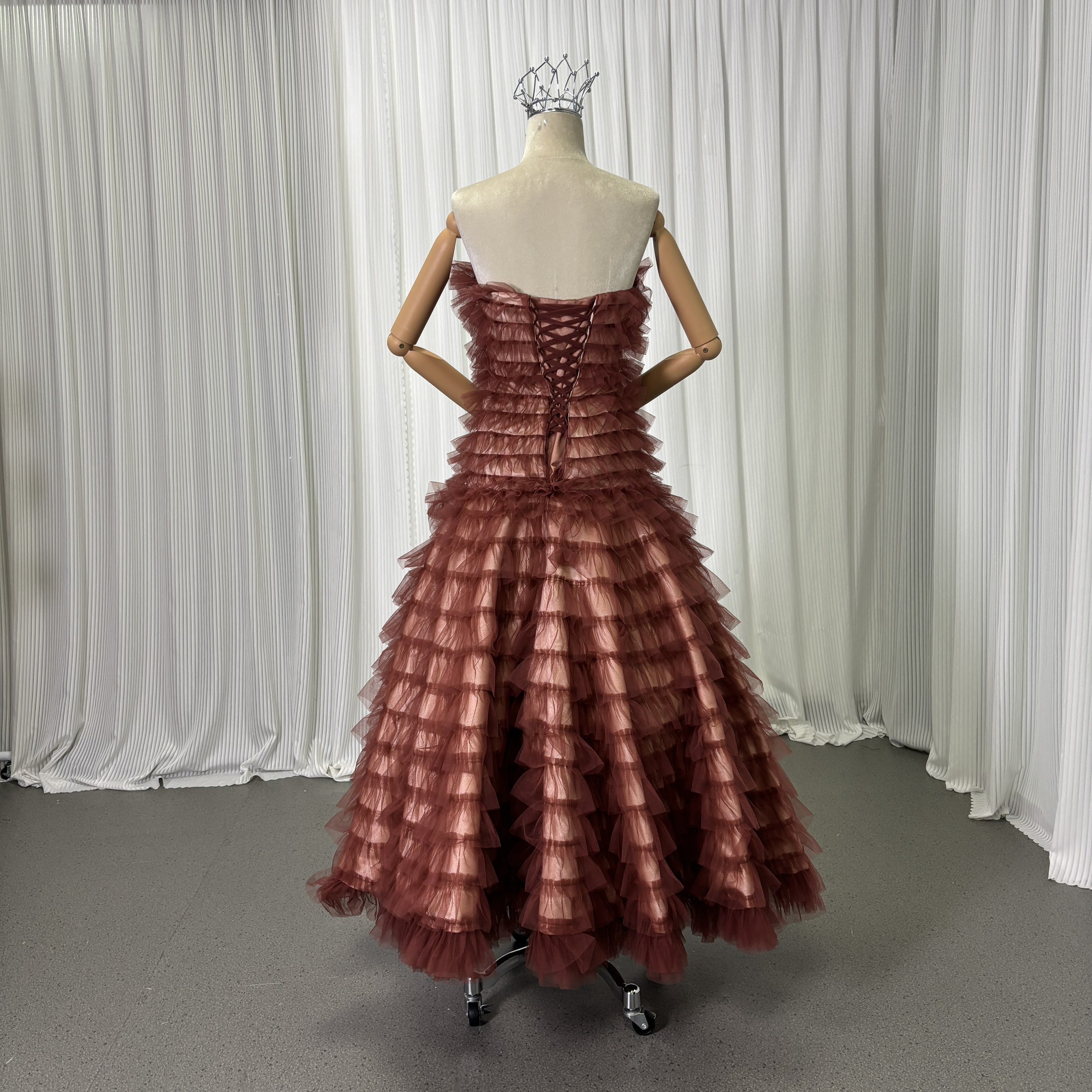 カラードレス ブラウン パーティードレス ベアトップ ソフトチュール 揺らめく裾 音楽会 編み上げ