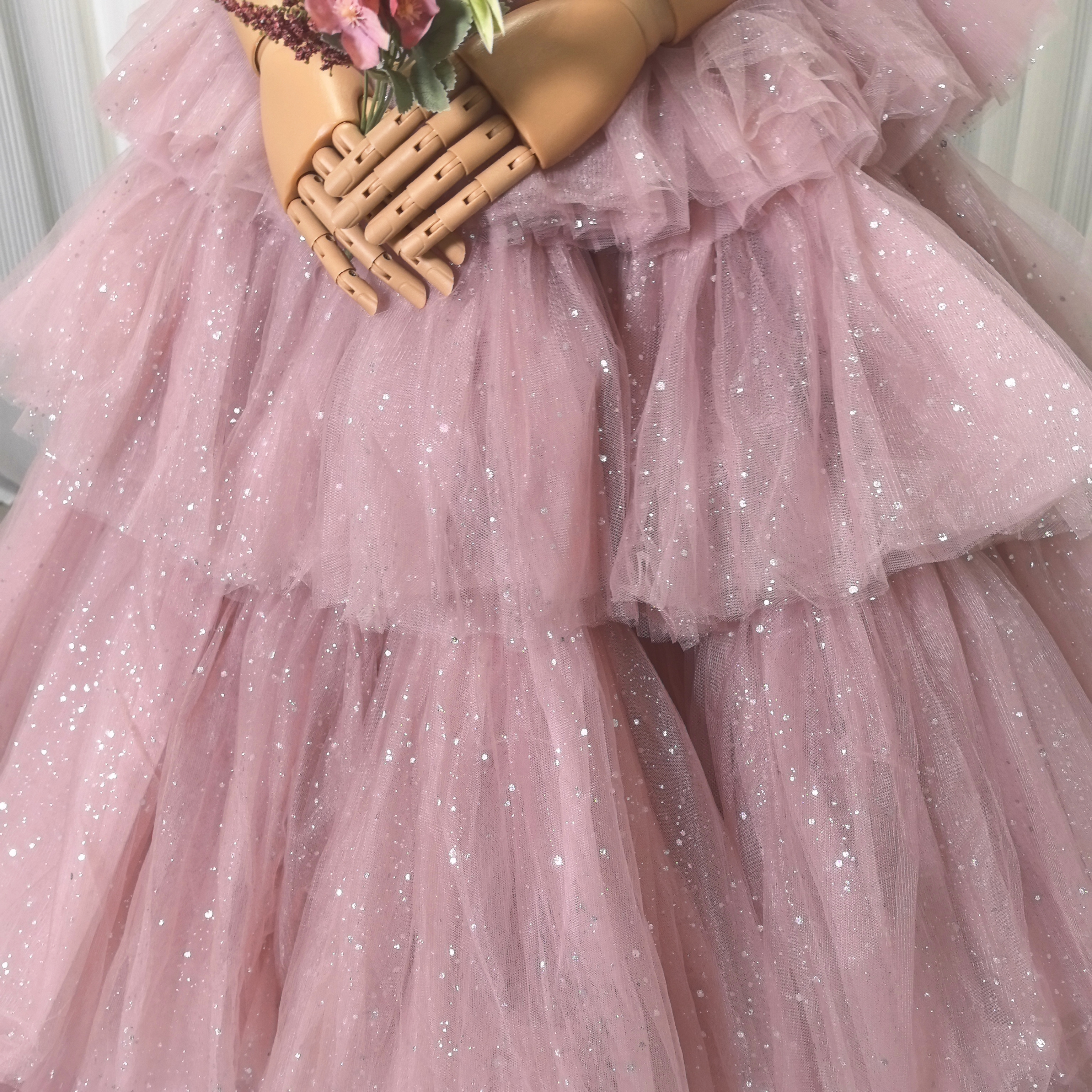 上品！カラードレス ベアトップ ピンク キラキラチュール ベルト 結婚式 ティアードのドレス 花嫁
