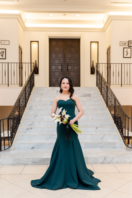 実例写真！深めな緑 カラードレス ベアトップ マーメイドライン クレープ生地 披露宴 前撮り
