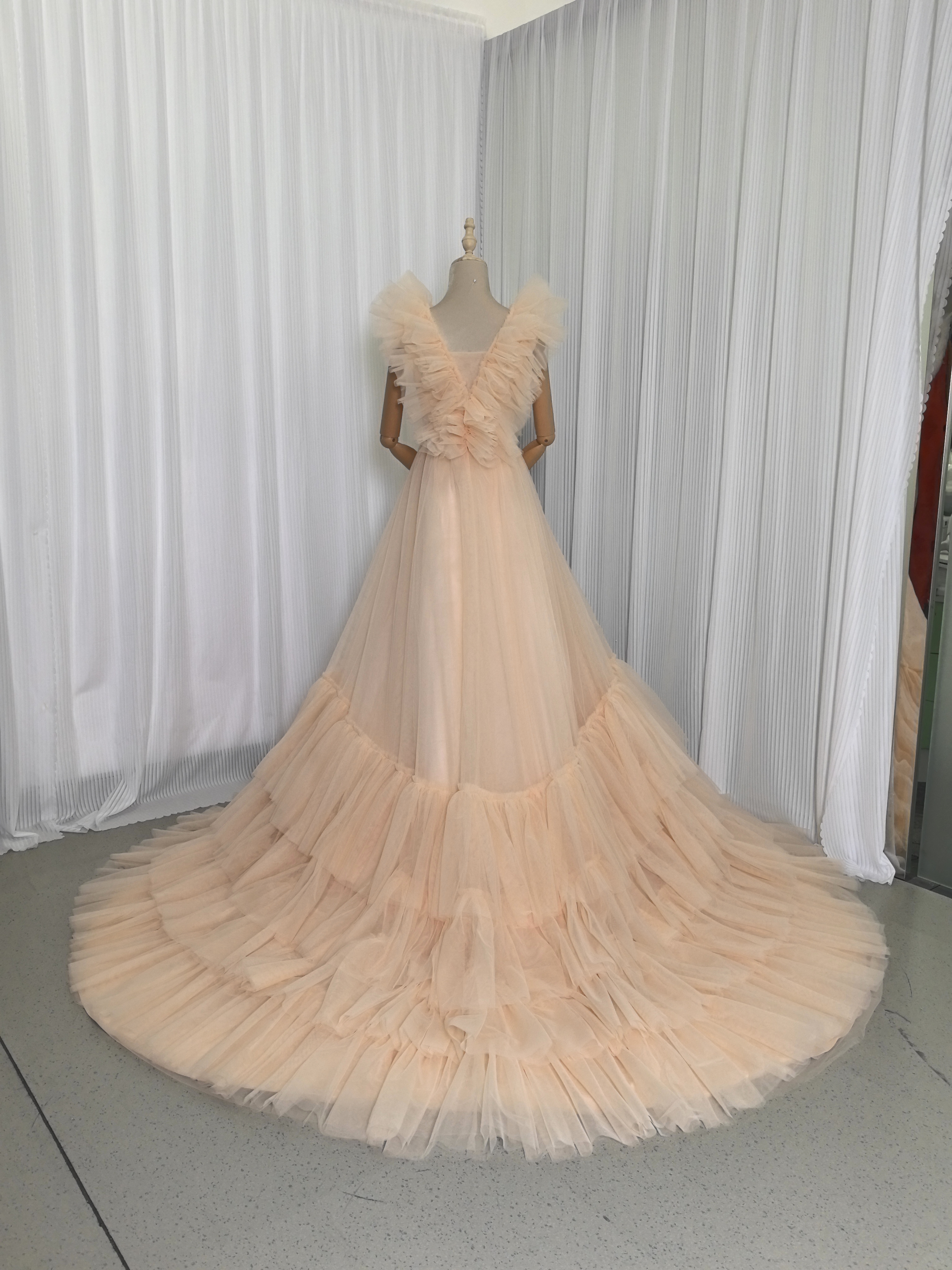 カラードレス シャンパン色 Vネック 柔らかく重ねたチュールスカート 優雅なシルエット 前撮り