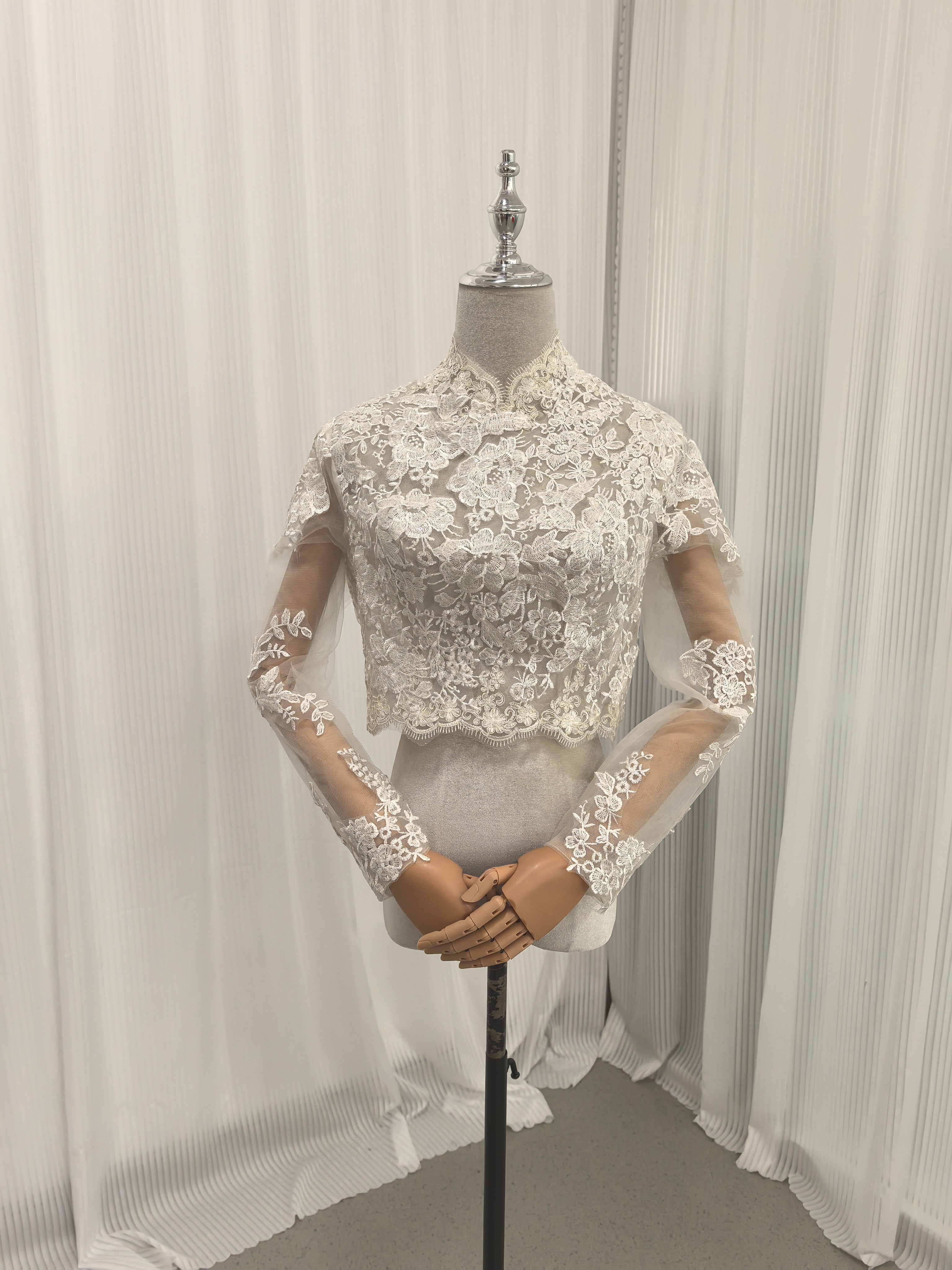 ボレロ アイボリー ハイネック 長袖 キラキラスパンコール くるみボタン 流れる透け花レース 花嫁
