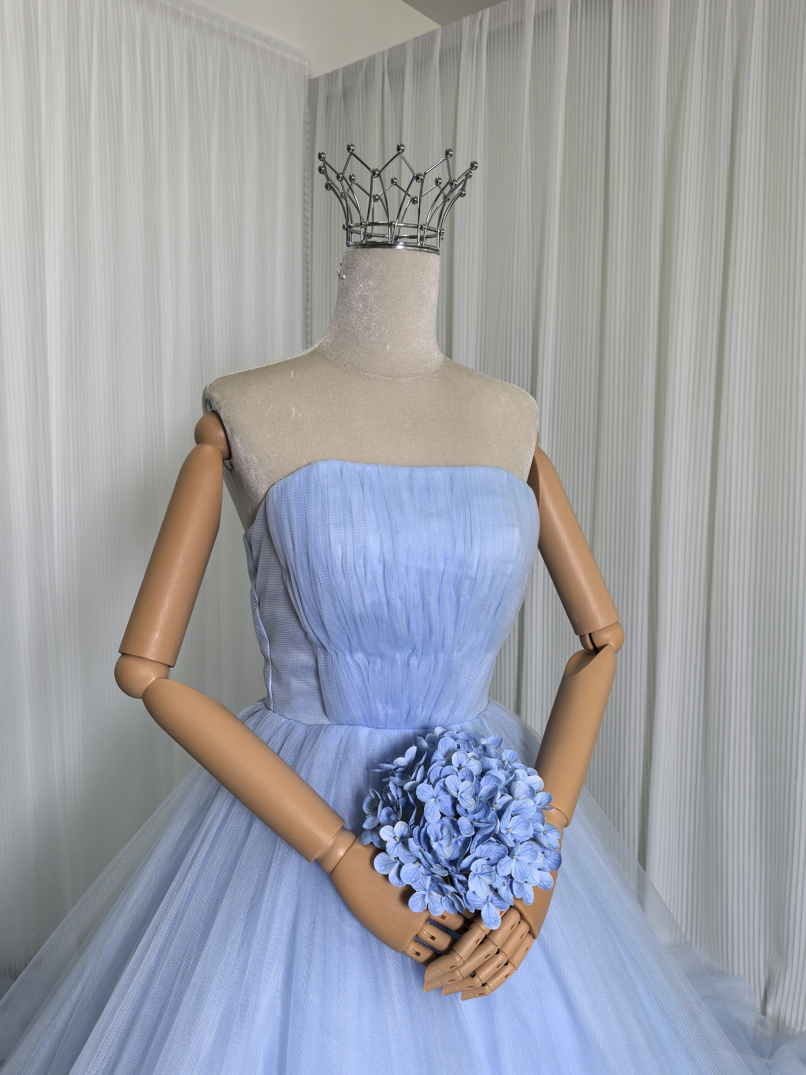 実例写真！カラードレス 爽やかで優しいブルー オフショルダー ラッフルフリル プリンセスライン 可愛い