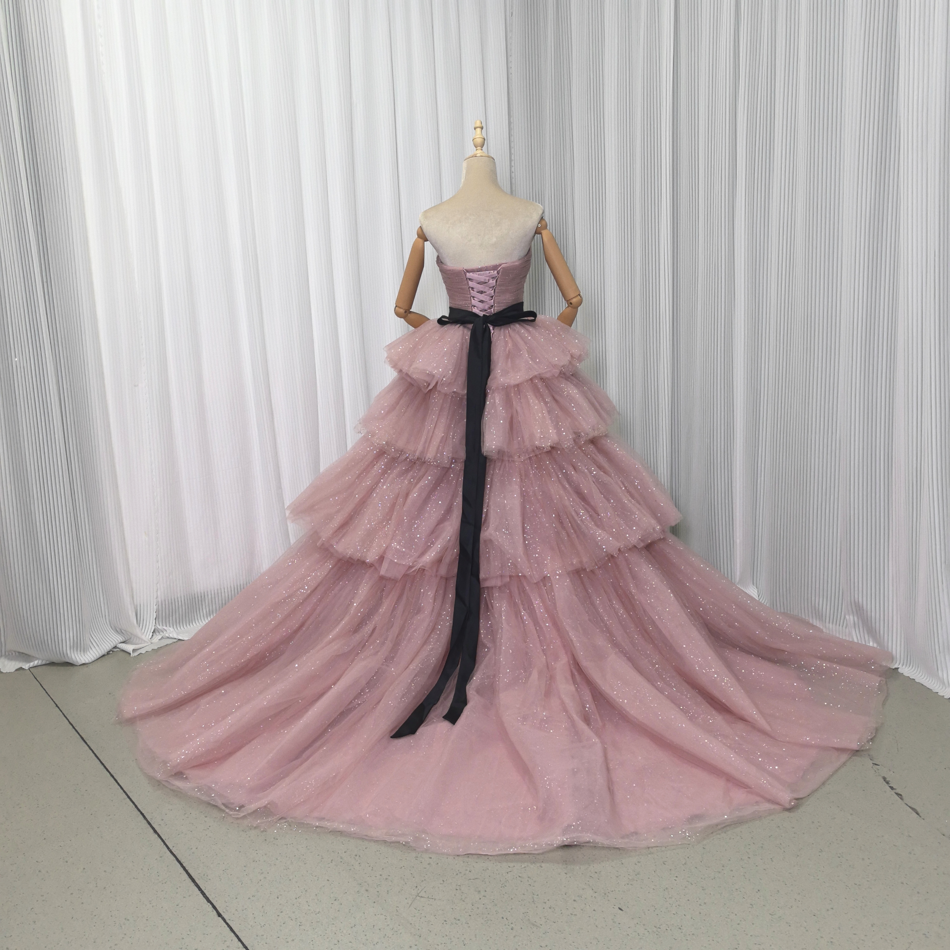 上品！カラードレス ベアトップ ピンク キラキラチュール ベルト 結婚式 ティアードのドレス 花嫁