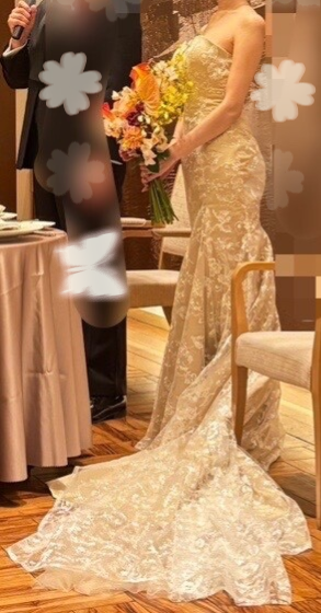 実例写真！ウエディングドレス 長袖 マーメイドライン 贅沢な小花総レース 華やかなトレーン 高みせ 拳式