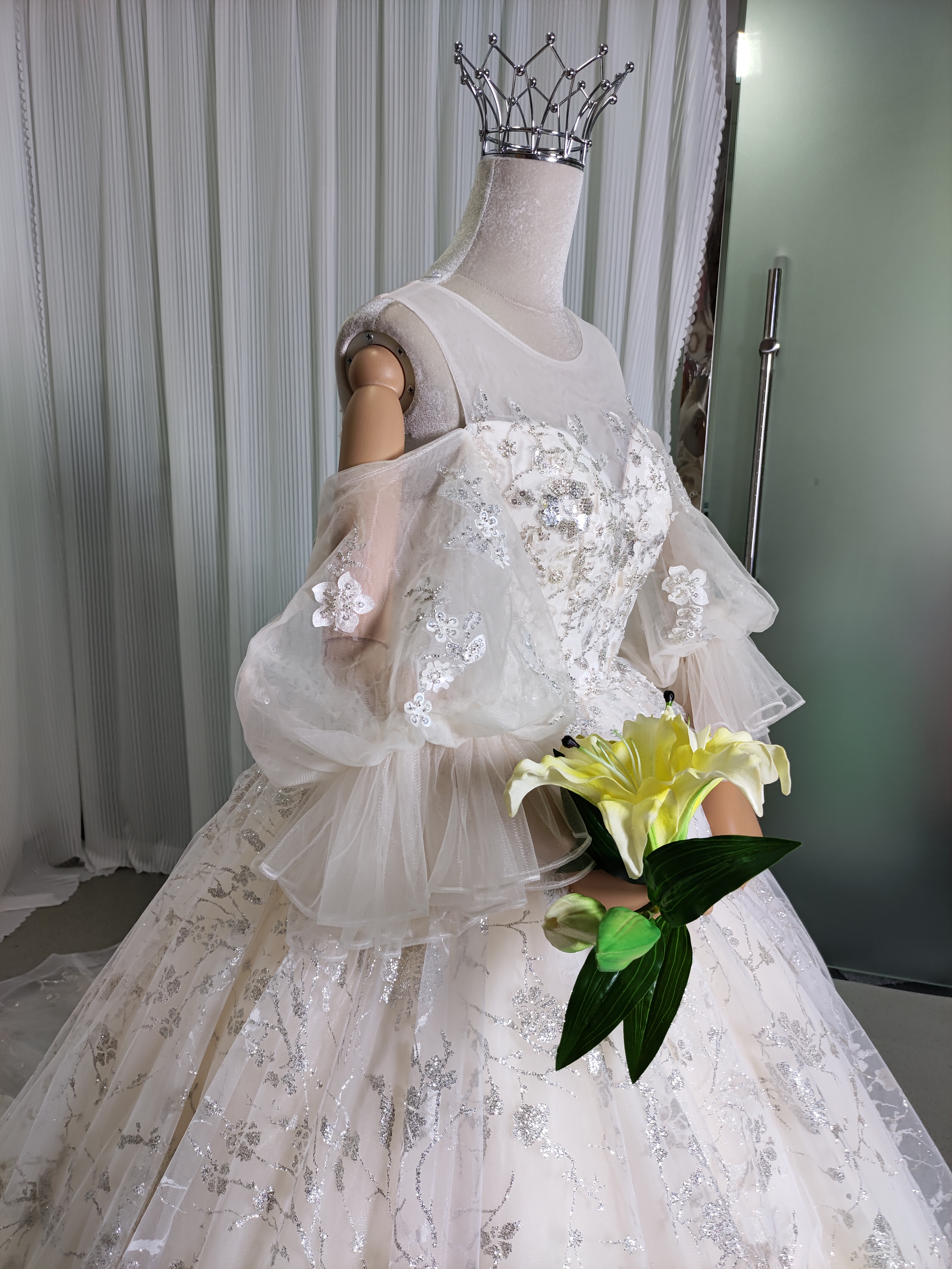 豪華！ウエディングドレス シースルー袖 キラキラスパンコール キラキラ光るレース 抜群のおしゃれ見え 結婚式