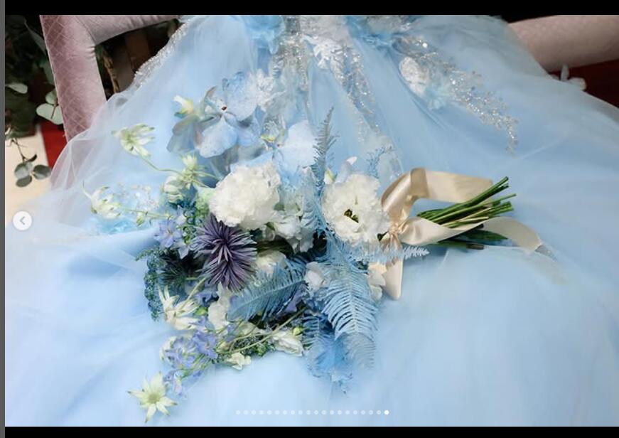 実例写真！美品！カラードレス 薄青 パフスリーブ 美しい花レース 憧れのドレス 揺らめく裾 拳式/前撮り