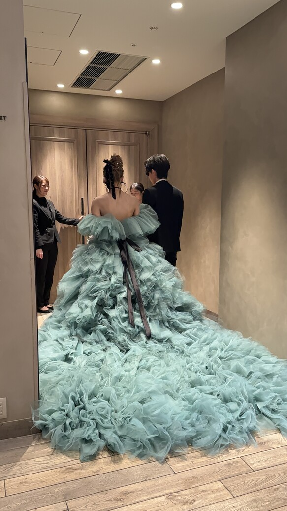 実例写真！カラードレス ミントグリーン オフショルダー 柔らかく重ねたチュールスカート プリンセスライン 花嫁