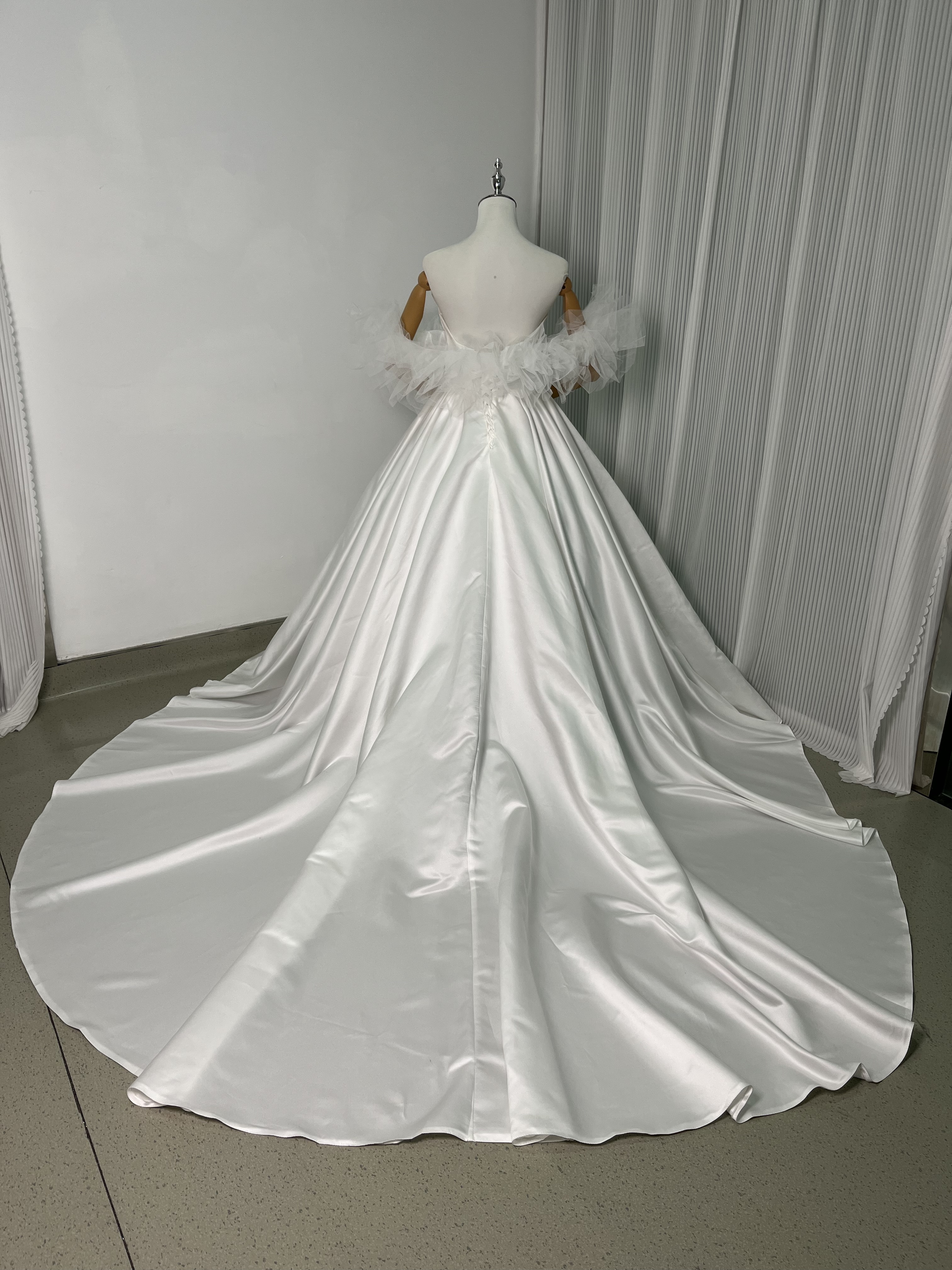 ウェディングドレス オフショルダー 光沢サテン 優しい ふわふわ ロングトレーン 編み上げ 結婚式