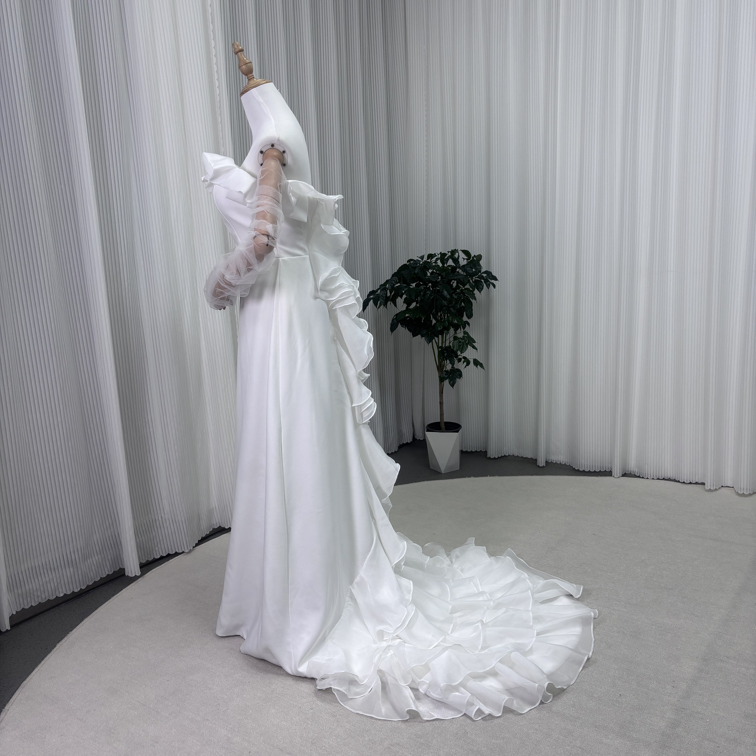 ウエディングドレス ベアトップ シースルー袖 ラッフルフリル フリルトレーン 優雅なシルエット 結婚式 二次会