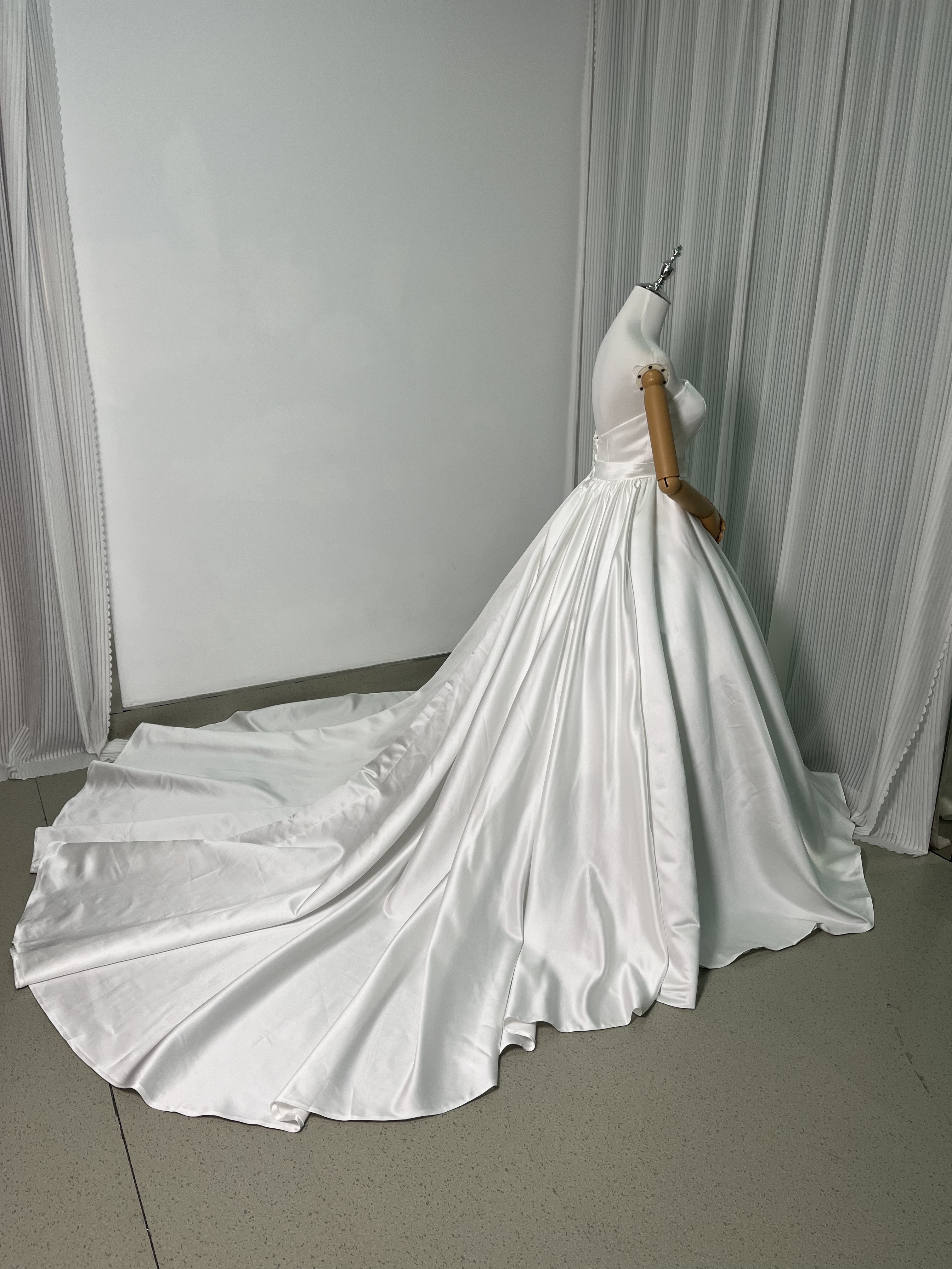 ウェディングドレス ベアトップ 光沢サテン 優しい ふわふわ ロングトレーン 編み上げ 結婚式
