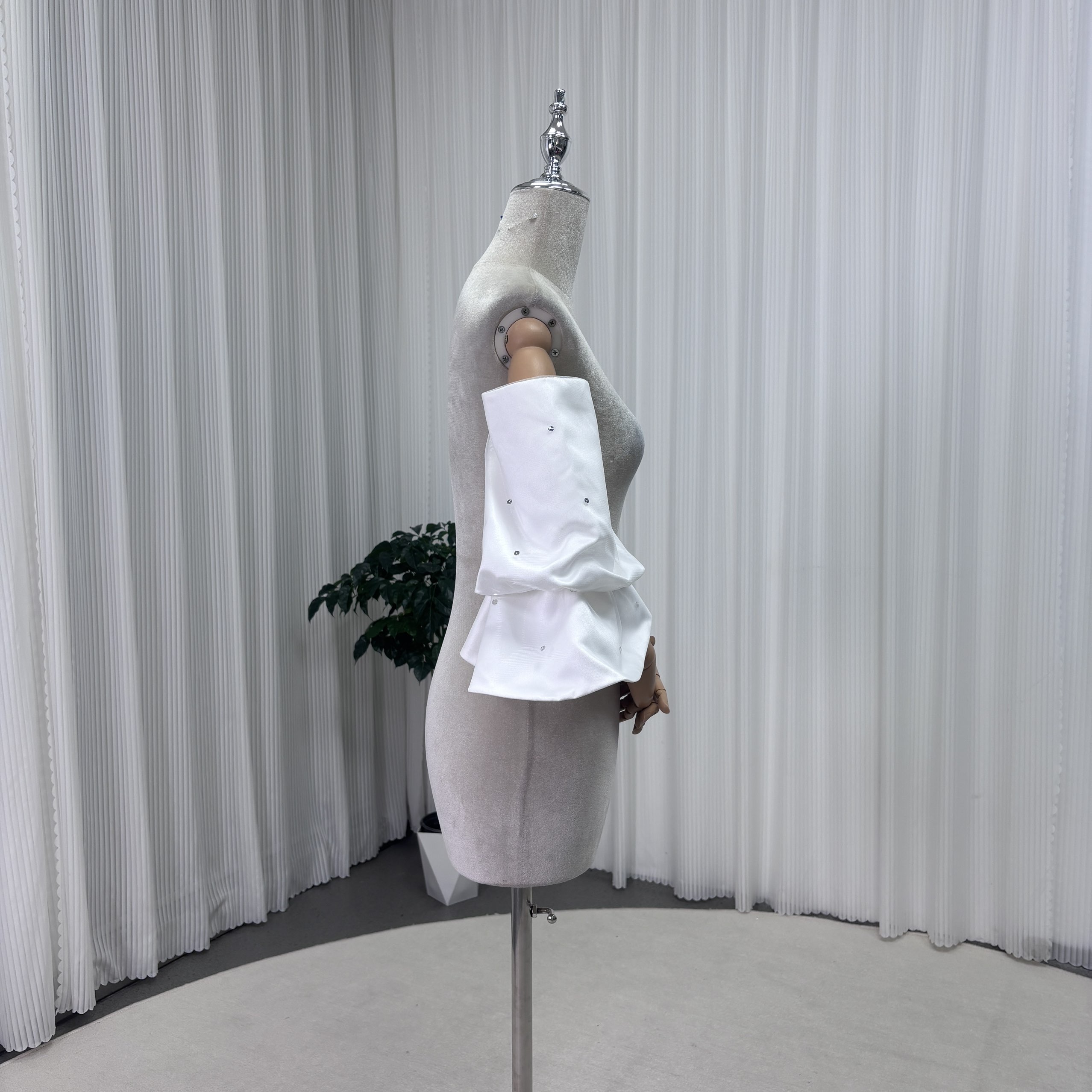エレガント フリル袖 オフホワイト ロイヤルサテン キラキラスパンコール 結婚式