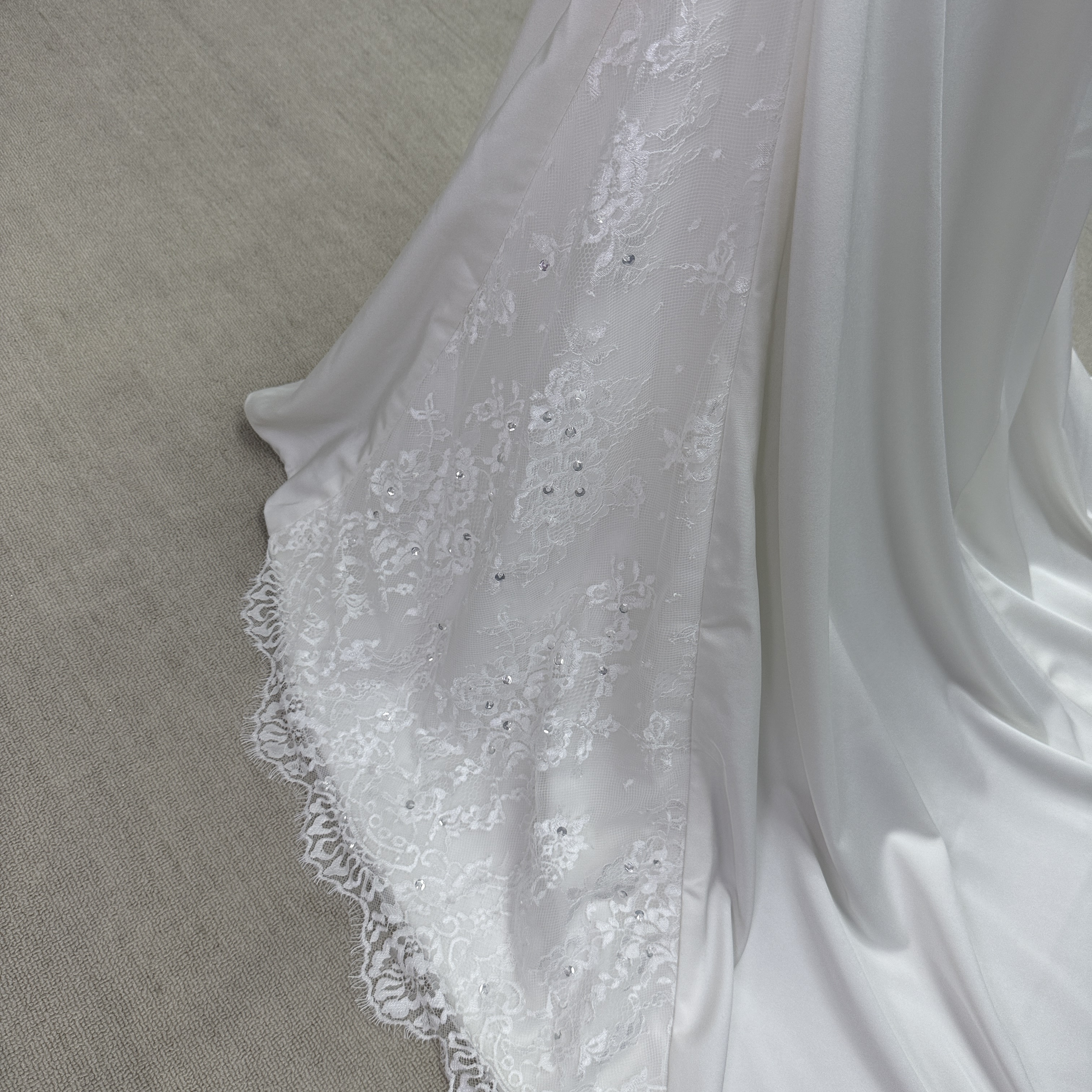 フランス風 ウェディングドレス 優雅なシルエット ベアトップ キラキラ光る刺繍 短トレーン 結婚式
