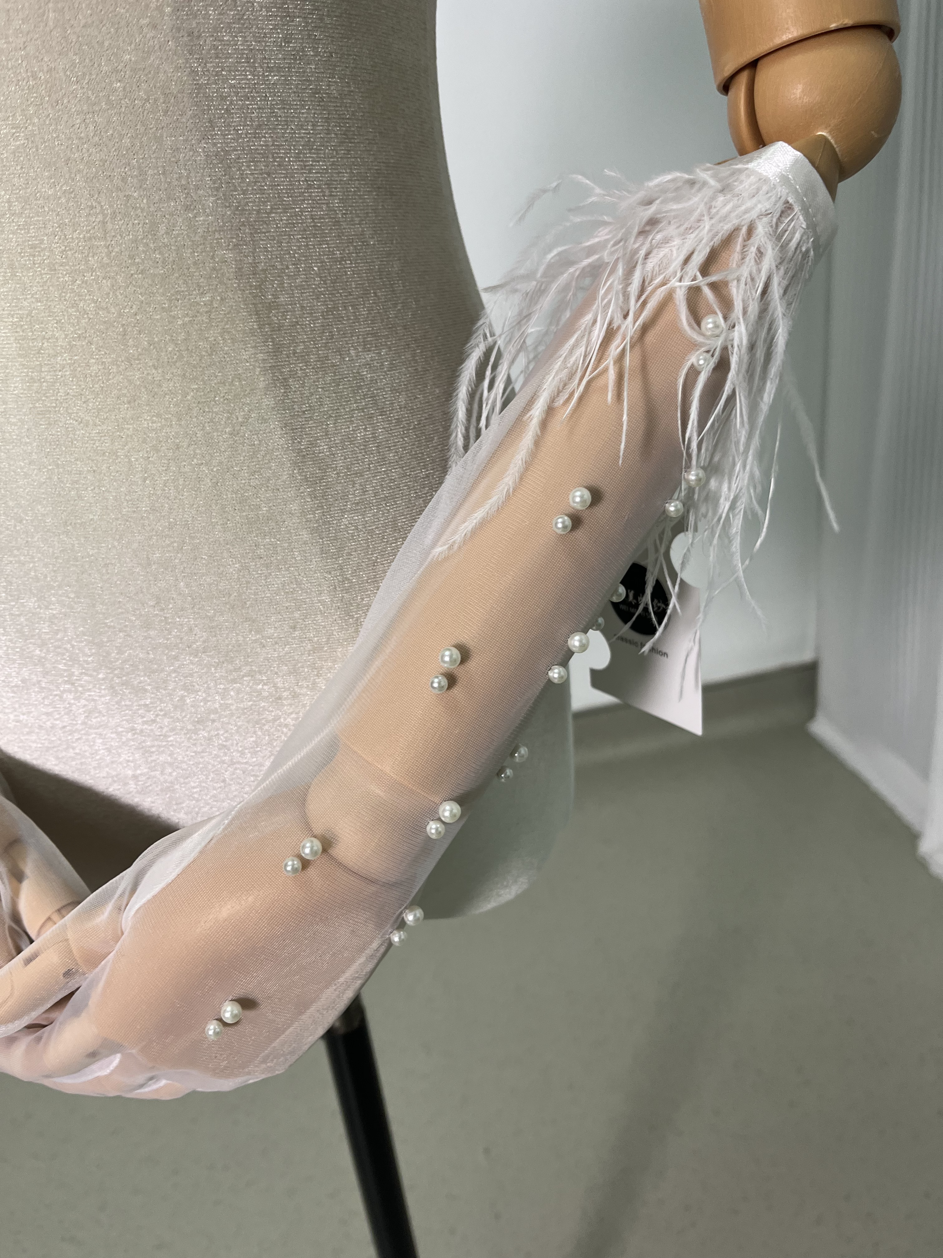 ウエディンググローブ ショートグローブ 指あり フェザー ビーズ 花嫁手袋 ウェディング小物