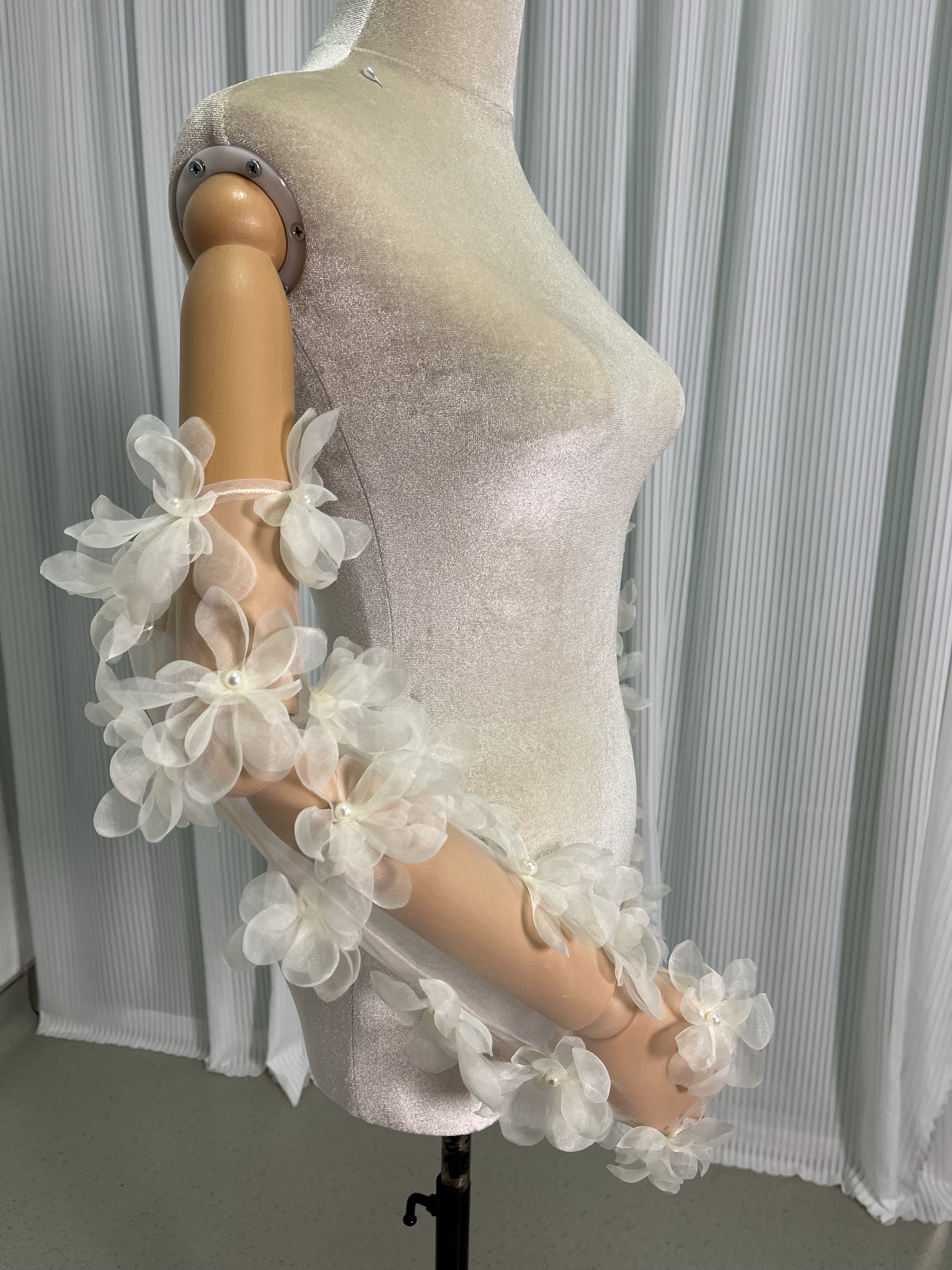 ウエディンググローブ 花モチーフ ビーズ 可愛い 薄シャンパンの色 花嫁/ウェディングドレス