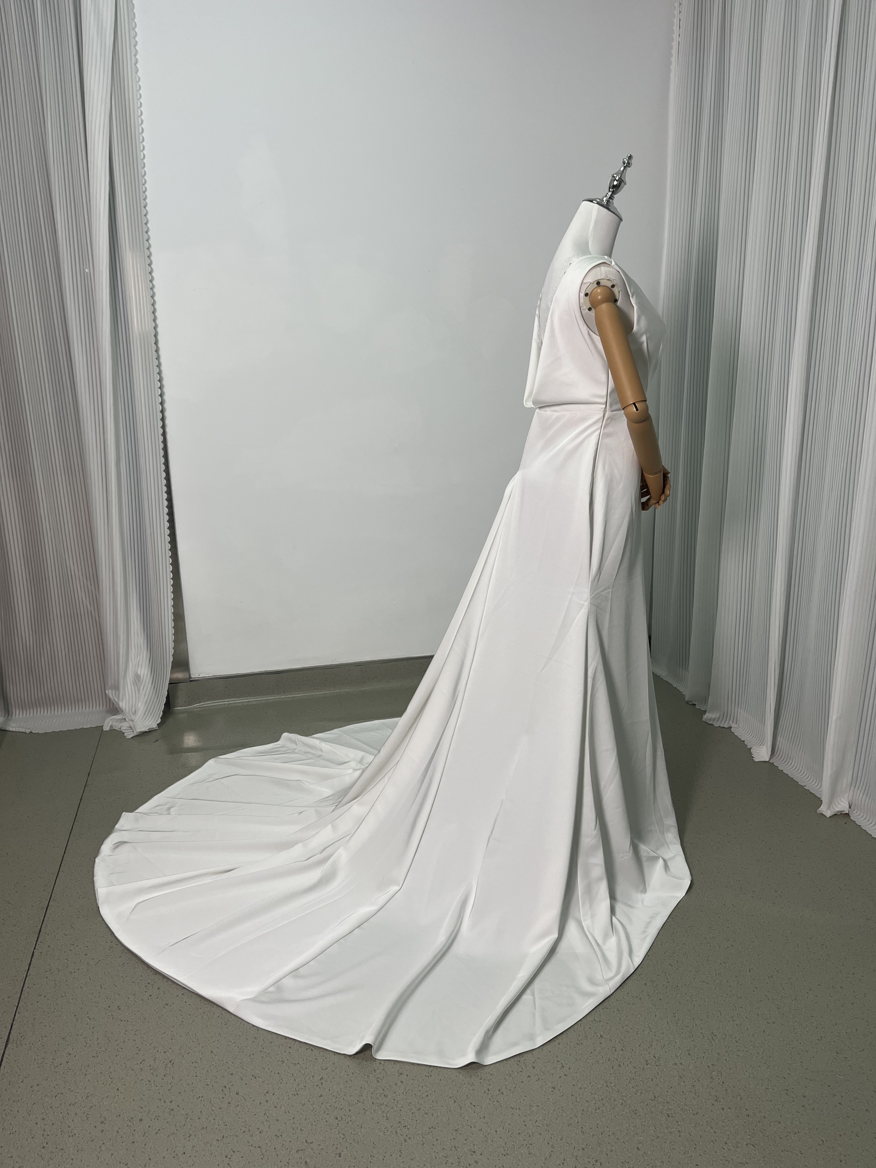 高品質！ウェディングドレス Vネック ノースリーブ 美しいバックレース 細見えシルエット 二次会