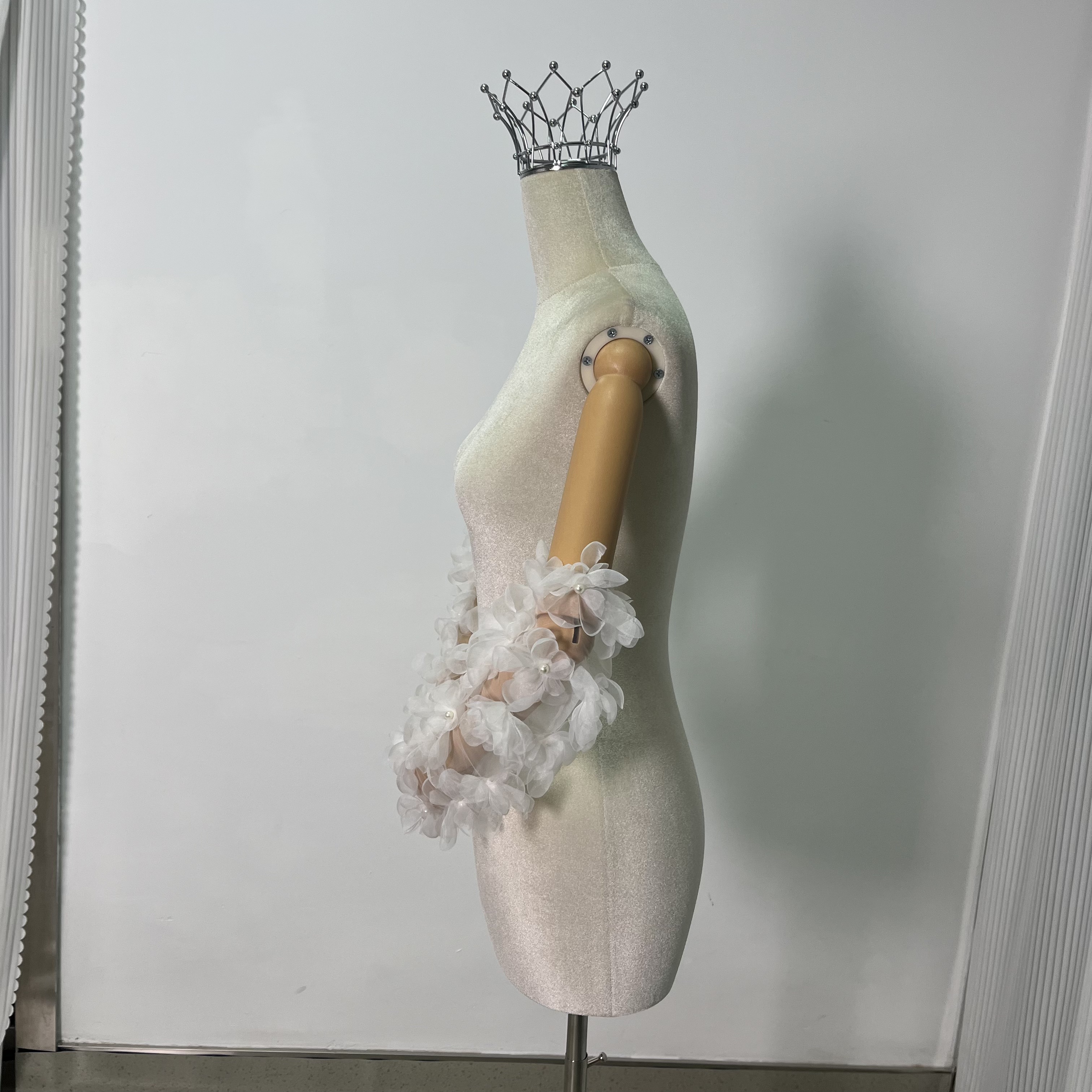 送料無料！ウエディンググローブ 花モチーフ ビーズ 可愛い シャンパン色 花嫁/ウェディングドレス