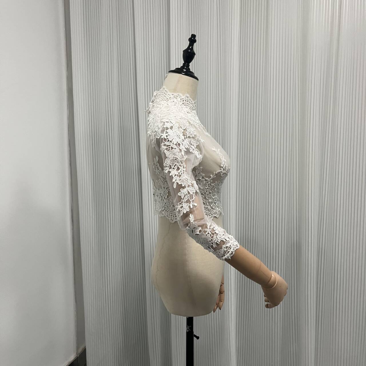 ウエディングドレス 長袖 ハート背中見せ 可憐な花刺繍のトップス ボレロ