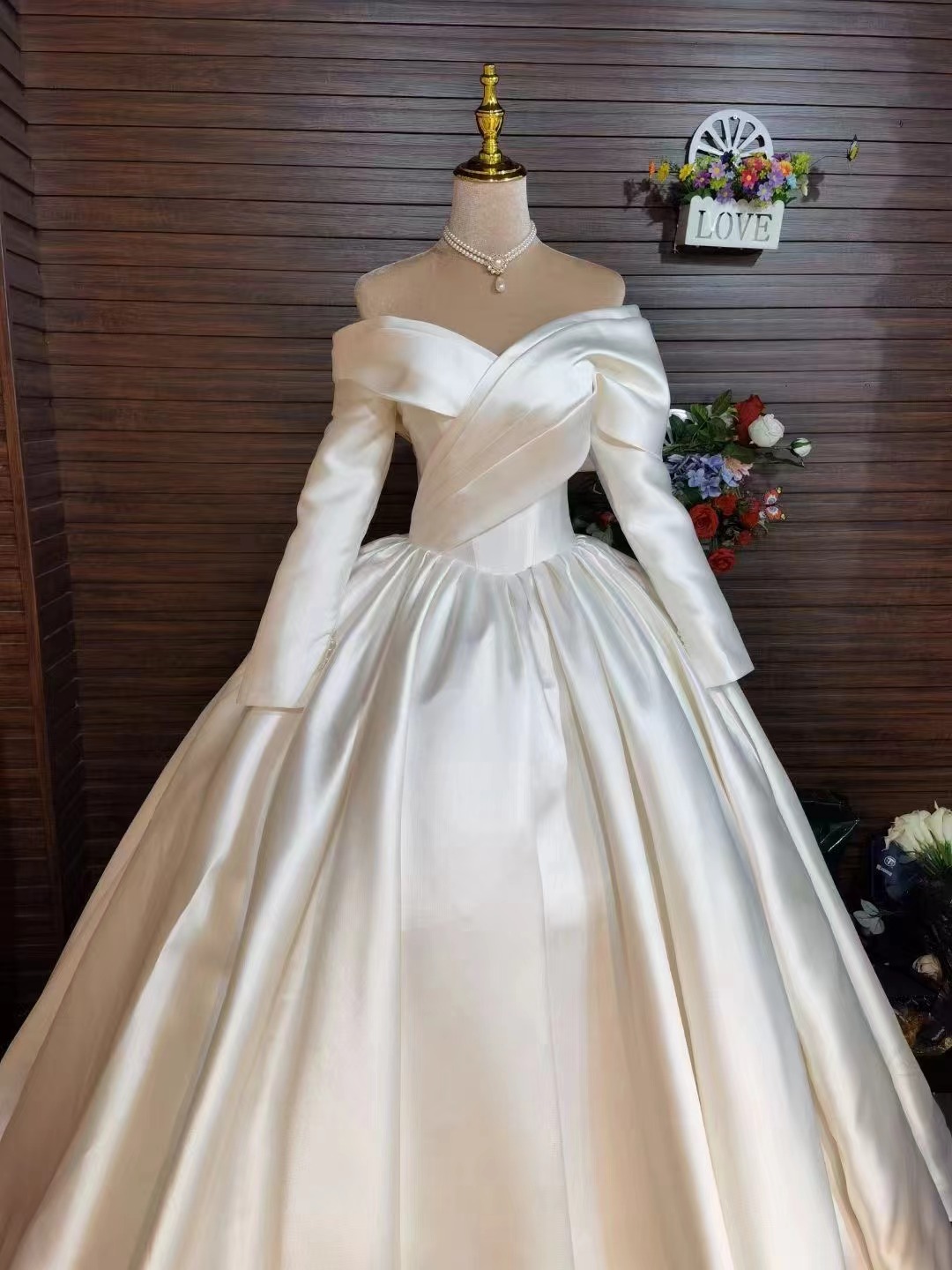 高品質！ウェディングドレス オフショルダー ロングスリーブ 光沢サテン 結婚式