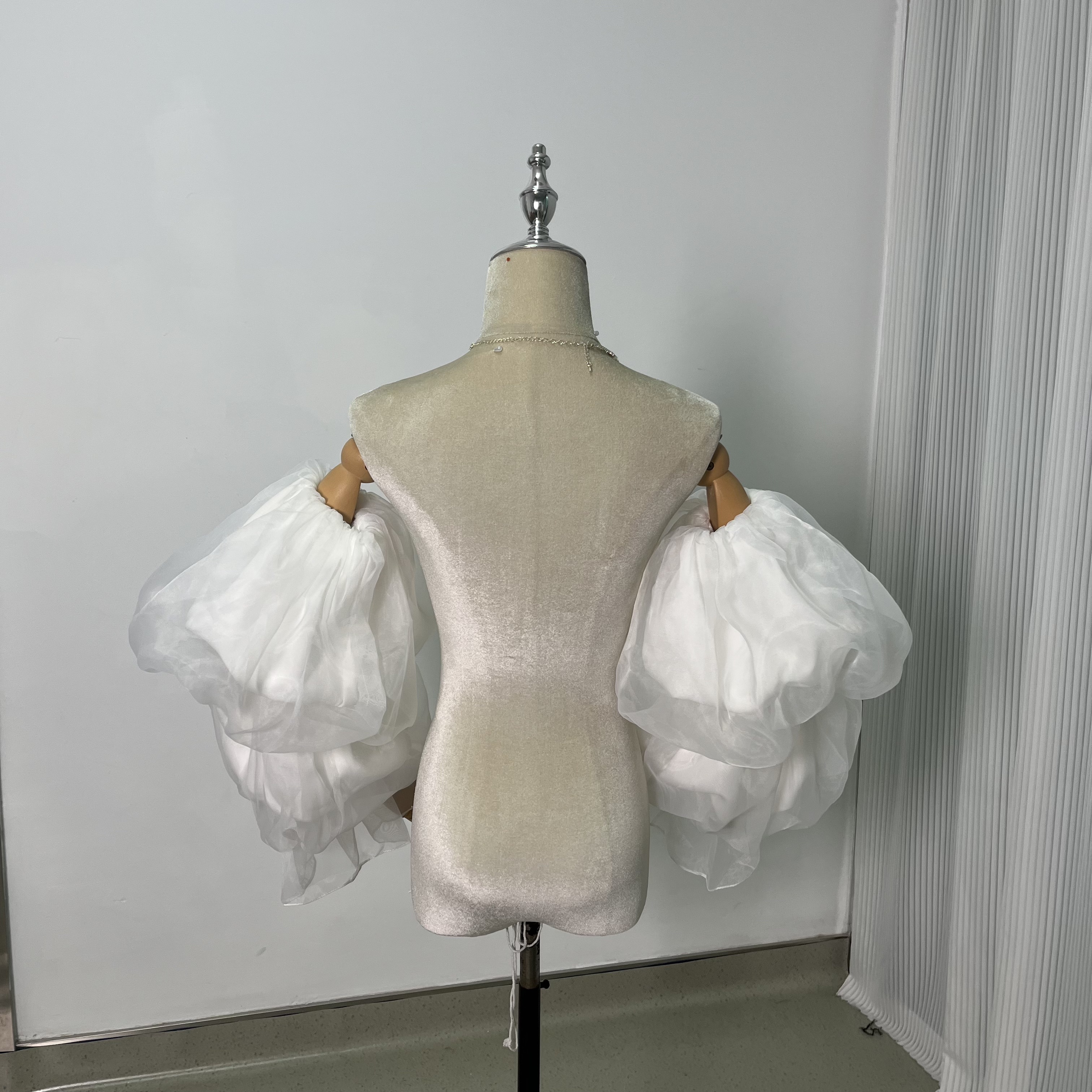姫袖 オーガンジー クレープ生地 可愛い オフホワイト 色直し パフスリーブ 花嫁 ウェディングドレス