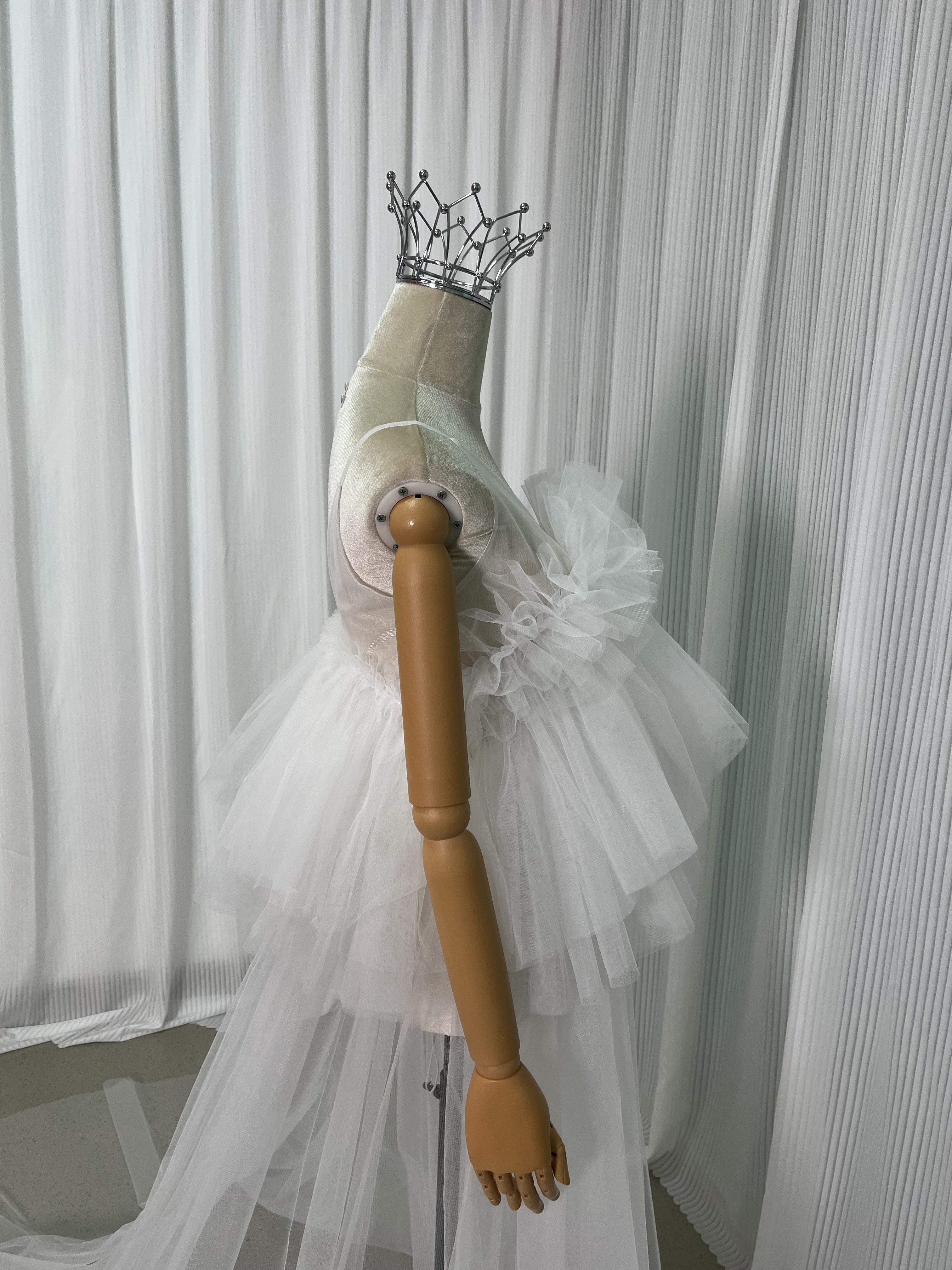 人気上昇！オーバードレス オフホワイト ソフトチュール ラッフルフリル 可愛い 前撮り 妊婦