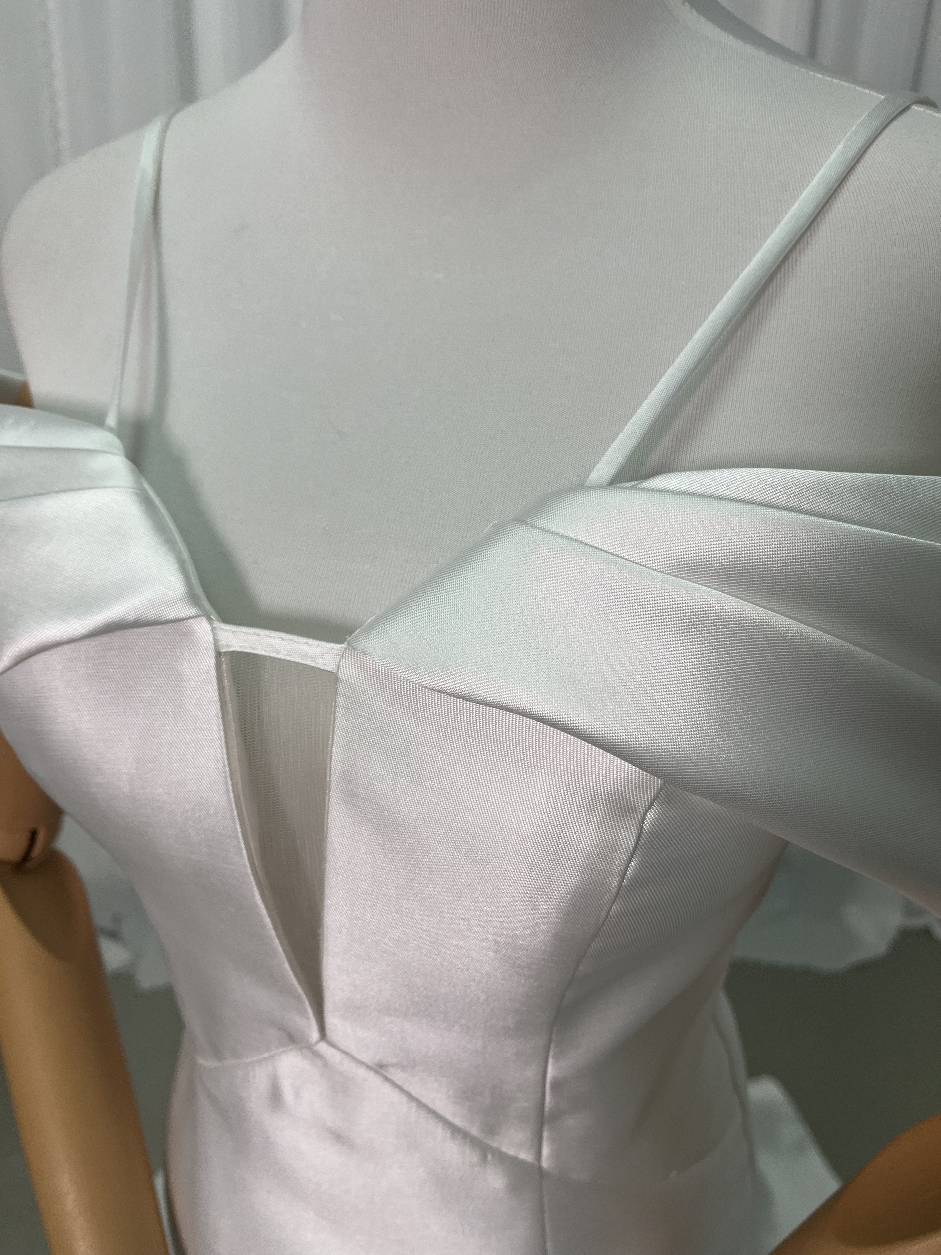 キャミソール オフショルダー マーメイドライン パーティードレス デザイン感 光沢サテン 発表会など 色直し