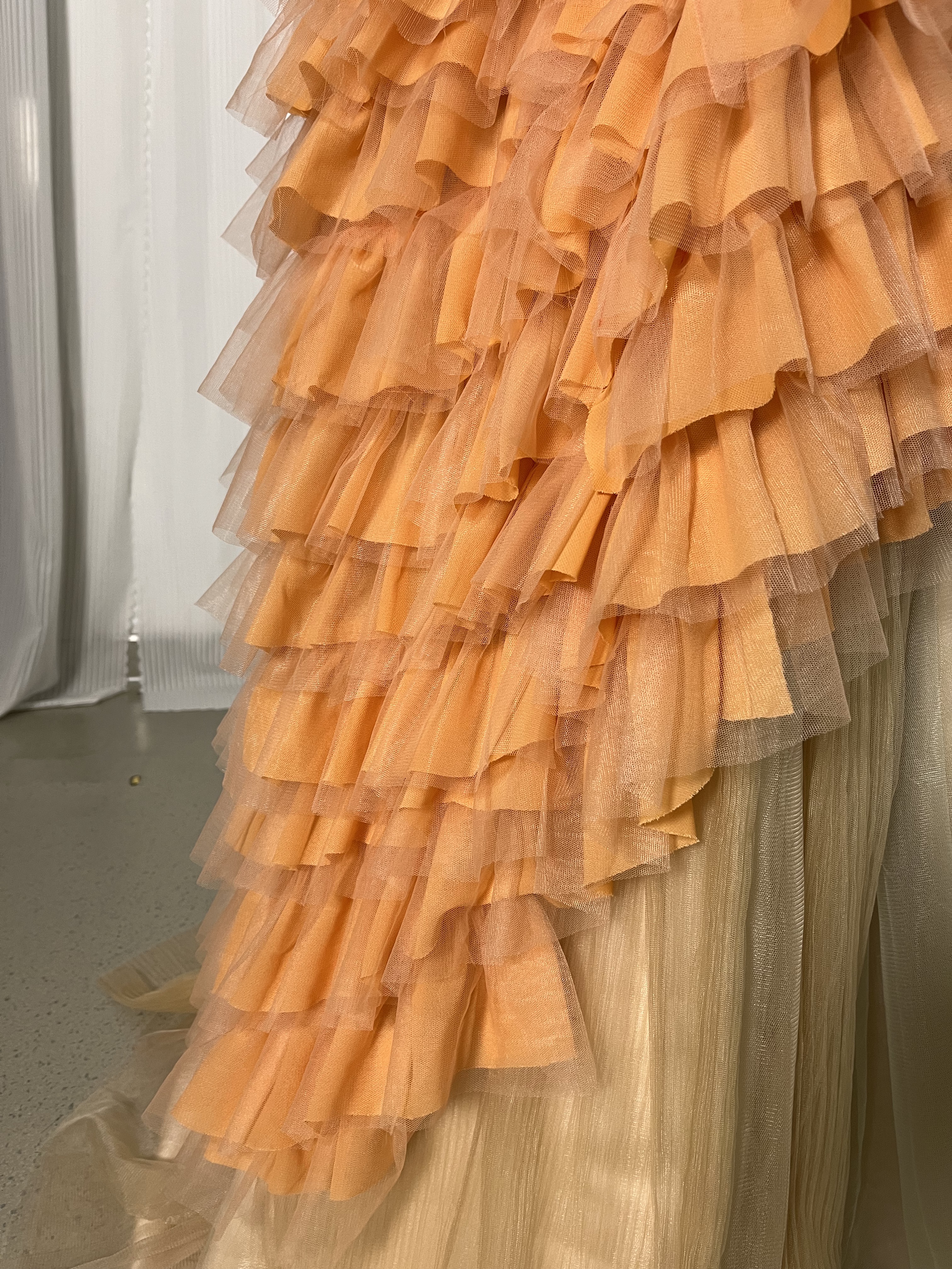 豪華！パーティードレス オレンジ キャミソール ラッフルフリル デザイン感 プリーツスカート 前撮り 二次会