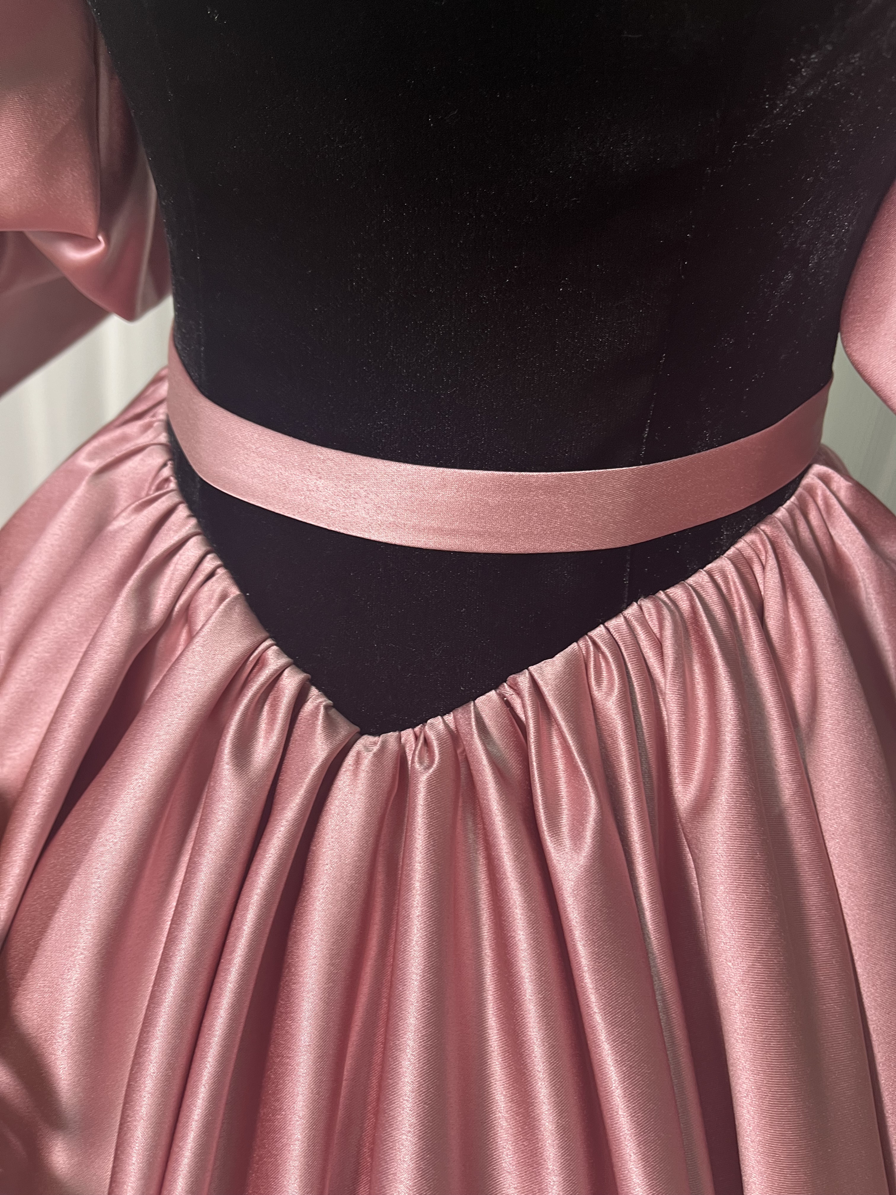 カラードレス ピンク 光沢サテン 黒 ビロード オフショルダー 編み上げ ふわふわドレス 前撮り