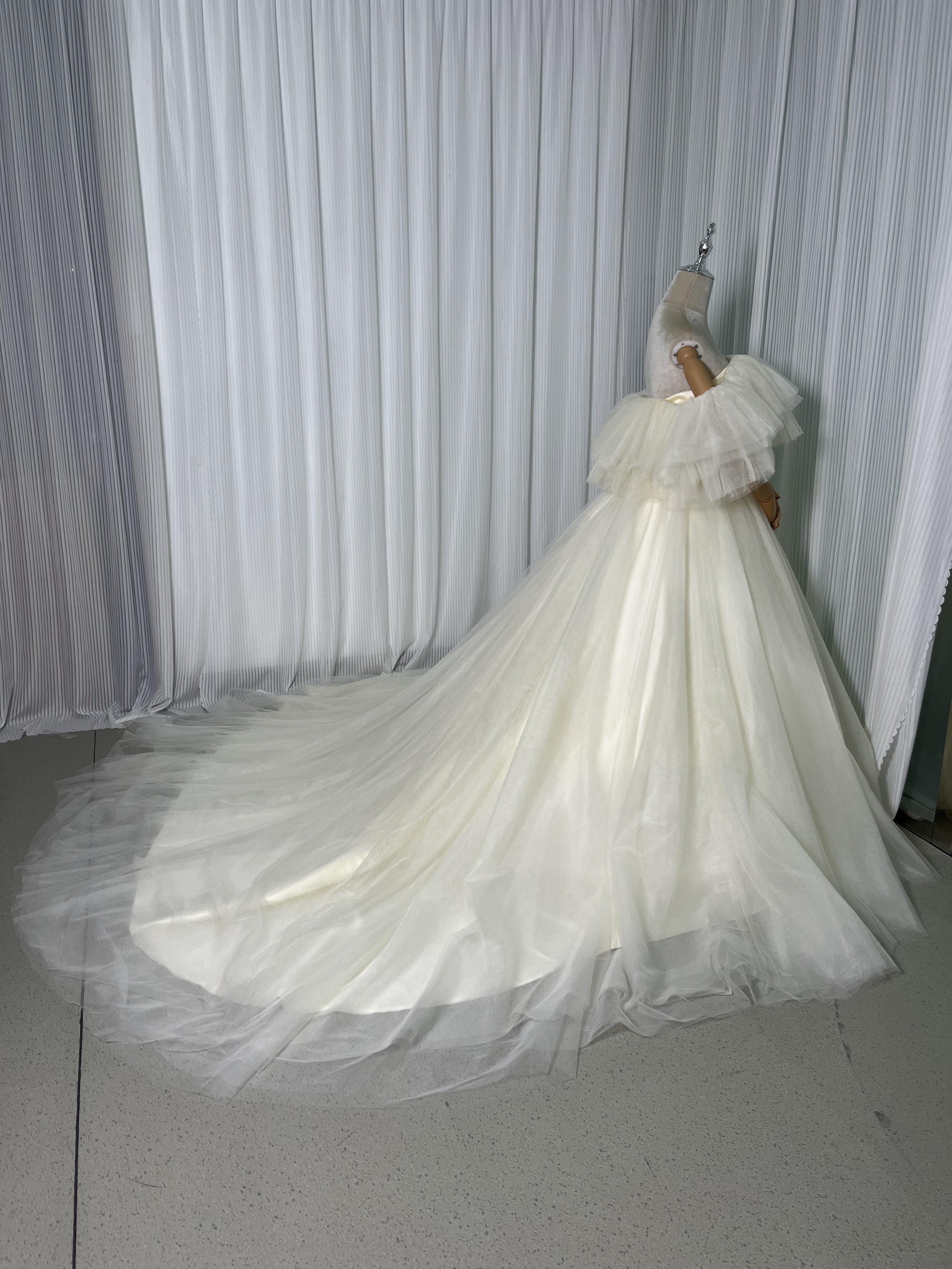 ウエディングドレス チュールドレス 薄シャンパンの色 オフショルダー ファスナー お色直し 結婚式