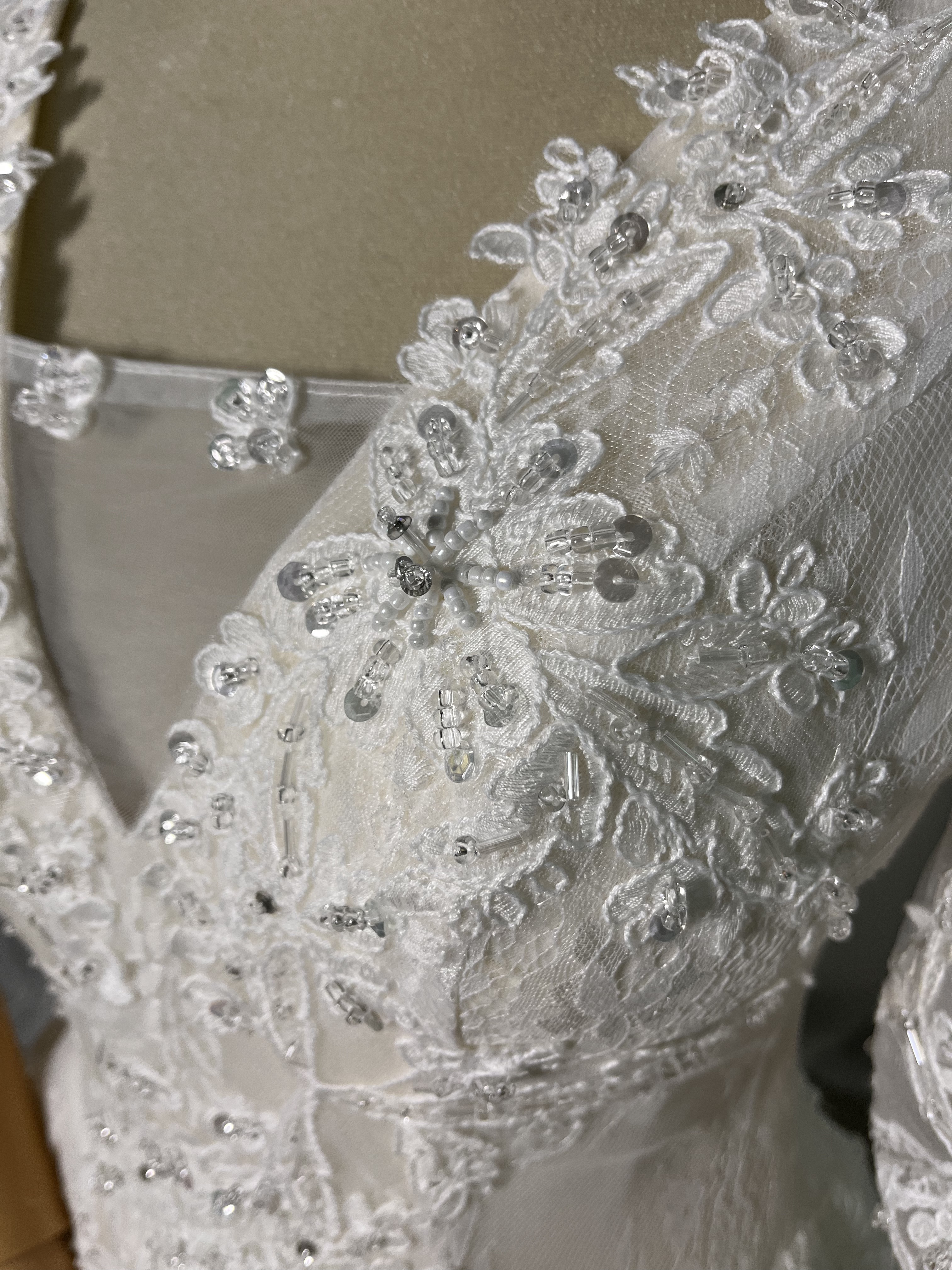 ウェディングドレス Vネック ロング キラキラ光る刺繍 編み上げ 可愛い 結婚式 前撮り