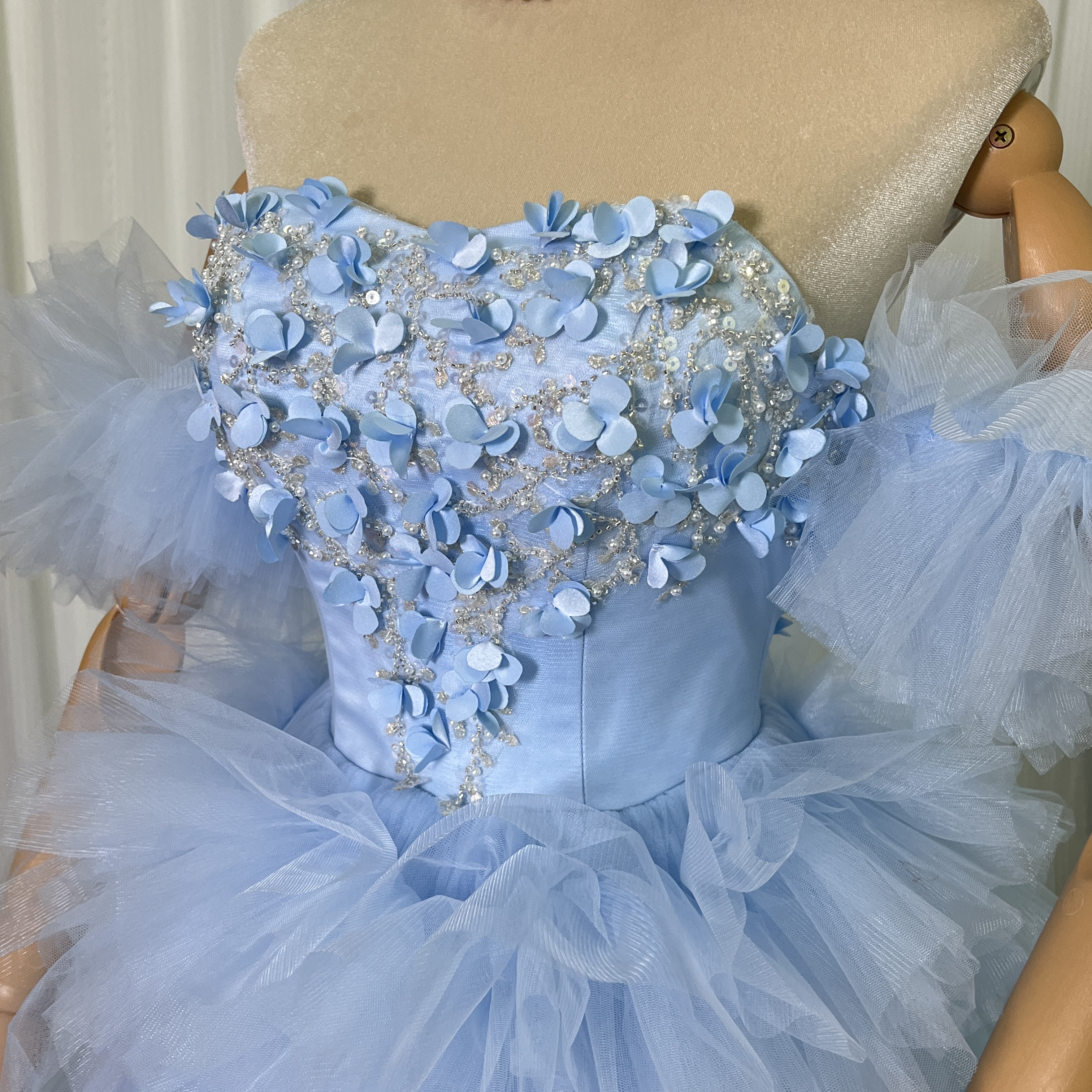 豪華！カラードレス ブルー ベアトップ フリル袖 キラキラスパンコール 花モチーフ ラッフルフリル 編み上げ 前撮り
