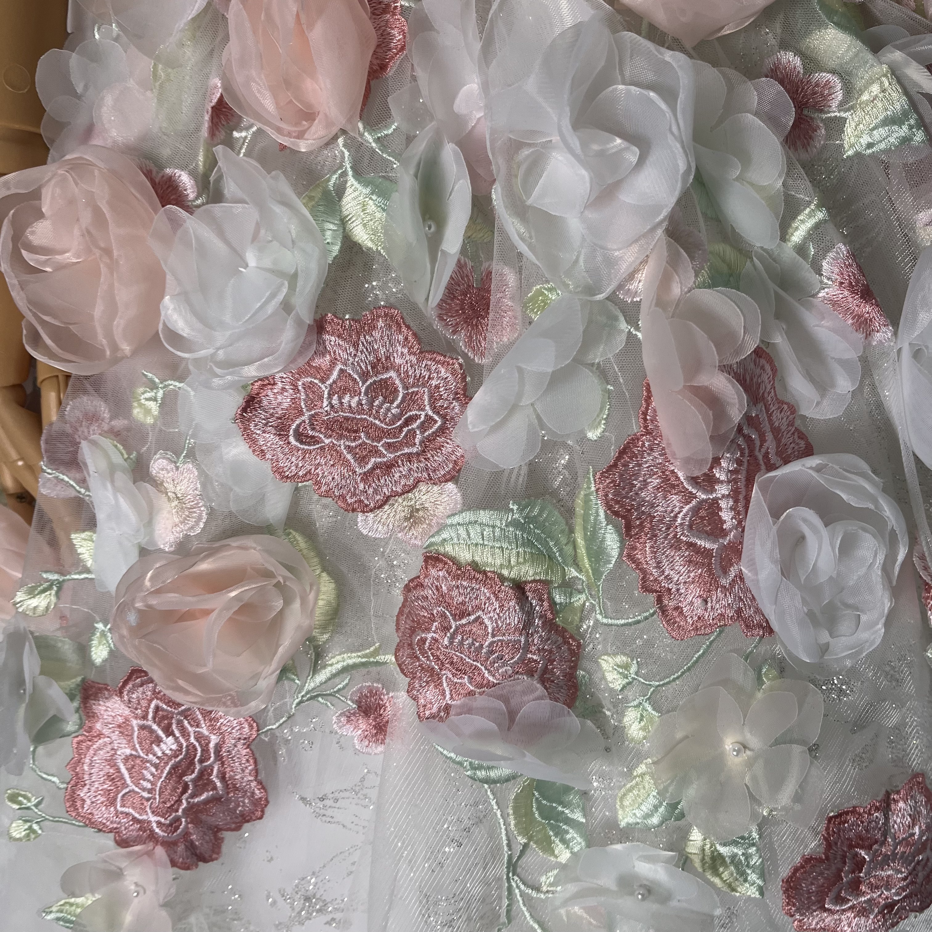 美品！ウエディングドレス 花モチーフ キラキラ光る刺繍 ベアトップ 華やかなトレーン 優雅 結婚式 前撮り
