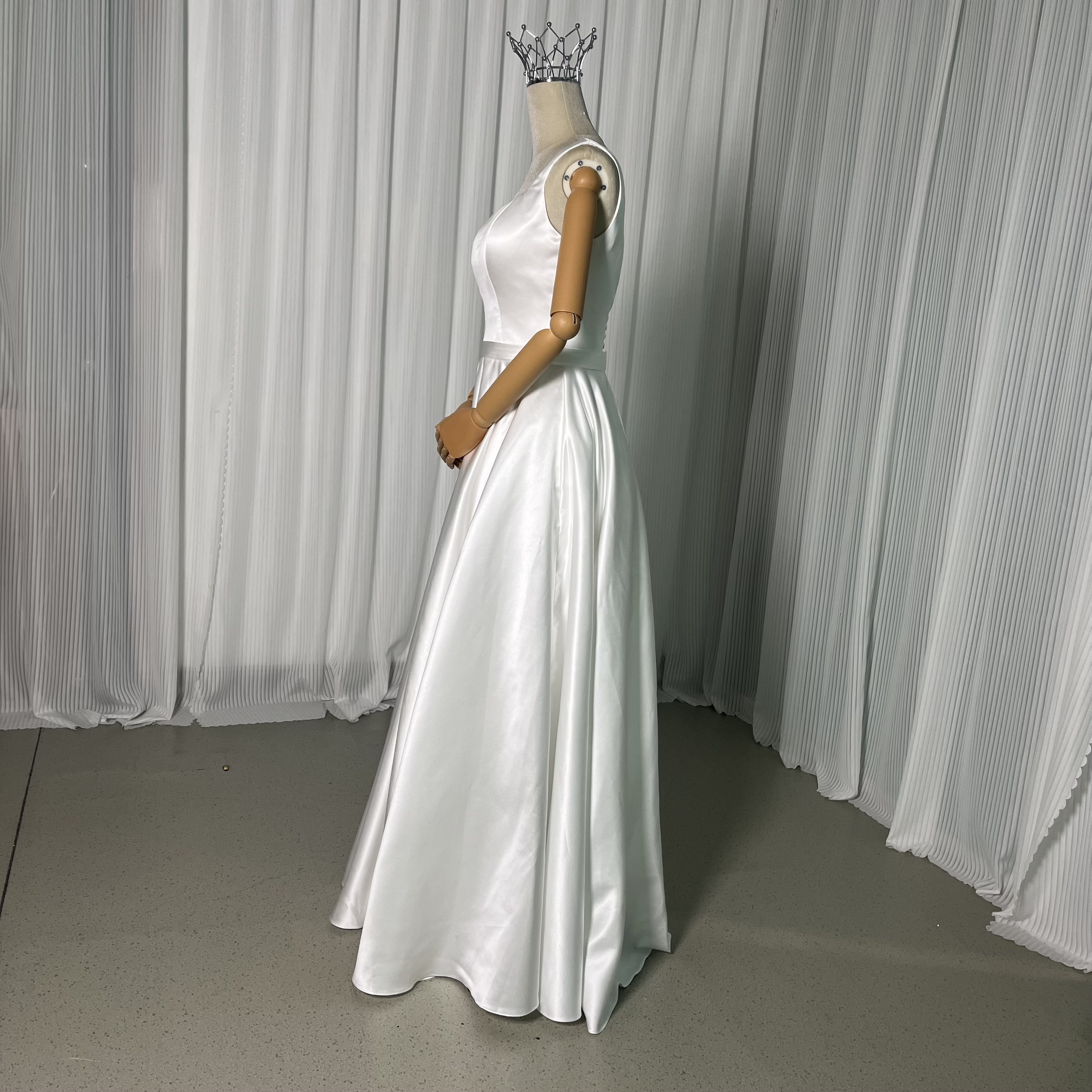 パーティードレス ノースリーブ 背中見せ スレンダーライン 色直し くるみボタン 結婚式/二次会