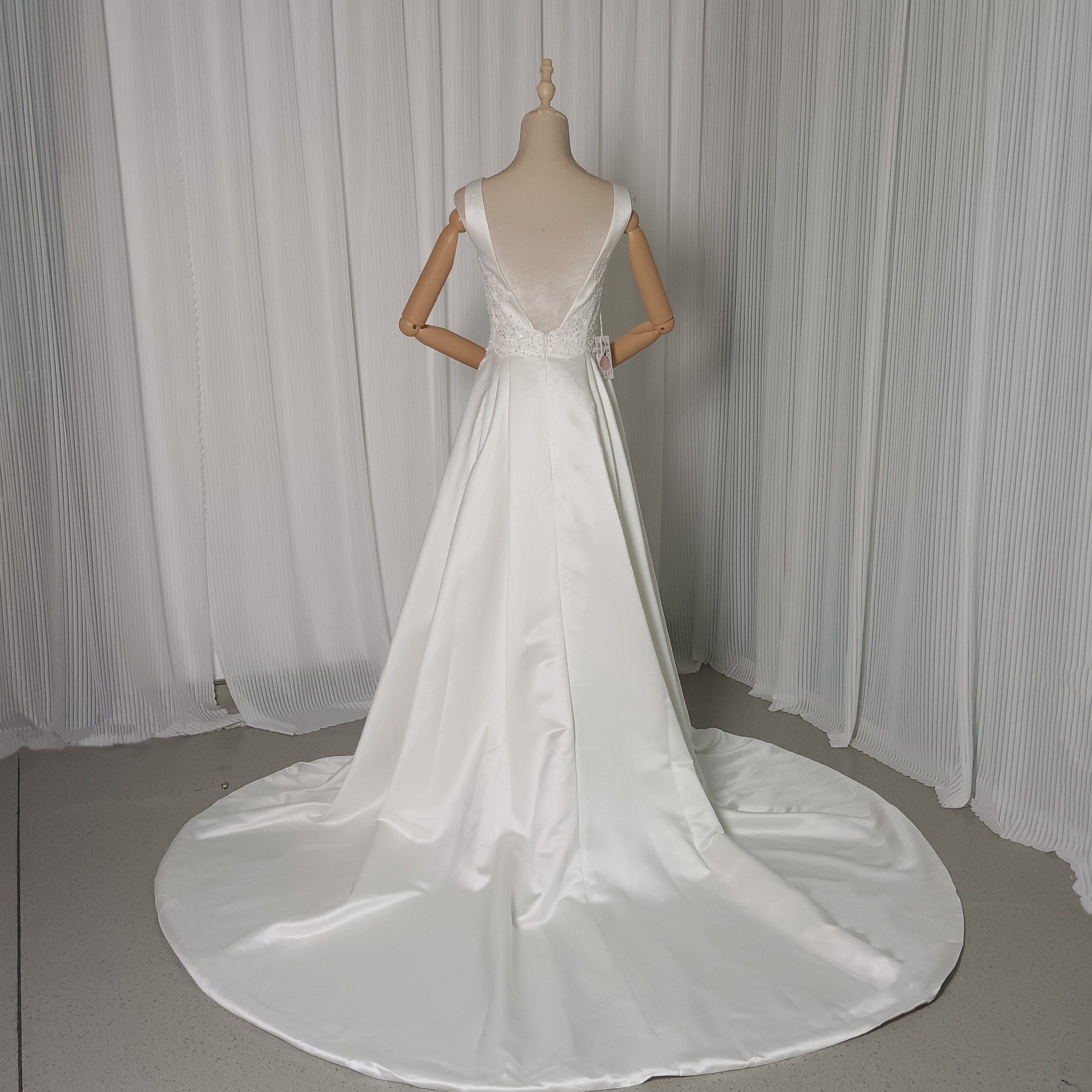 フランス風 ウエディングドレス ノースリーブ 繊細レース パール 背中見せ ロングトレーン 披露宴/結婚式