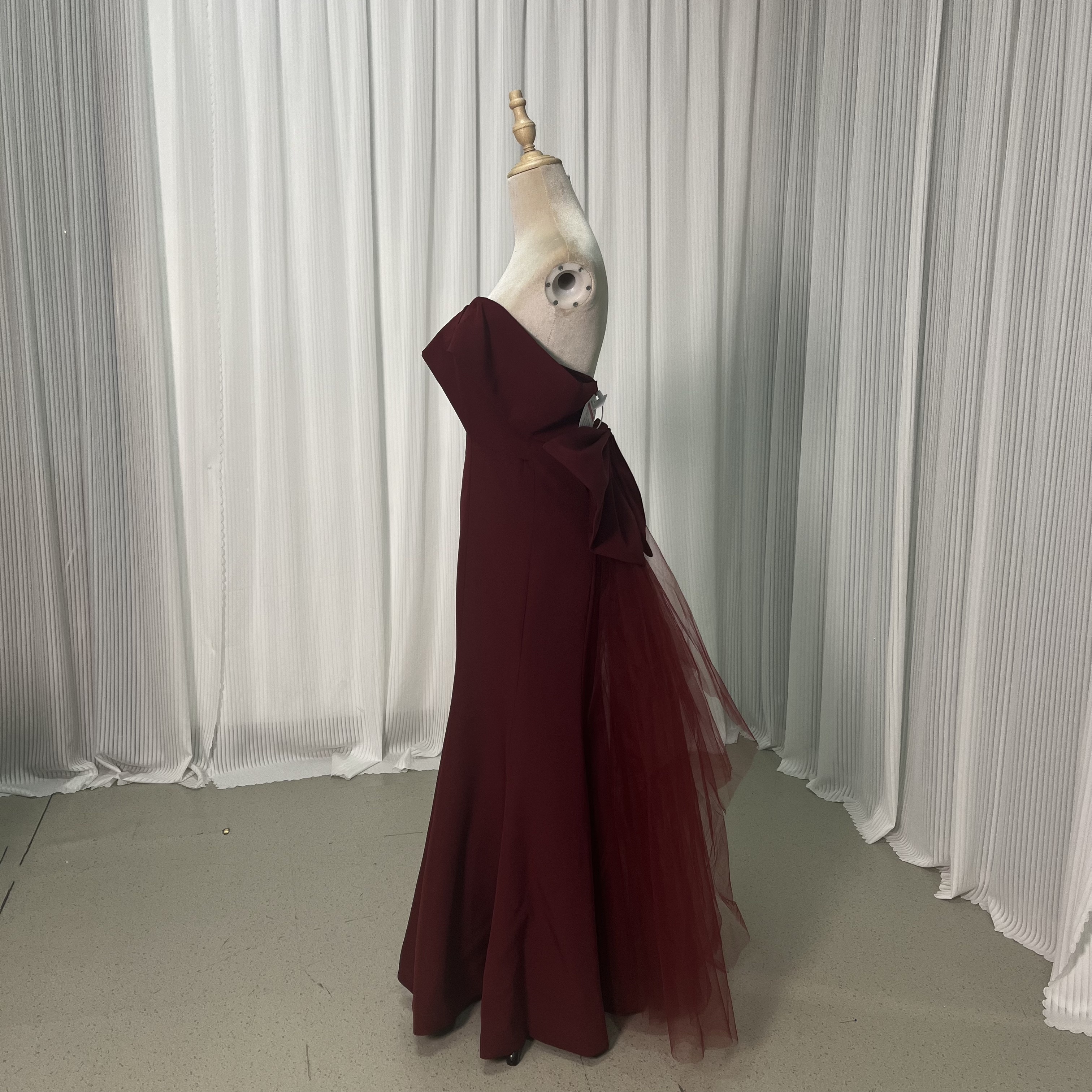 美品！カラードレス ボルドー色 オフショルダー バックリボン 細見えシルエット セクシー