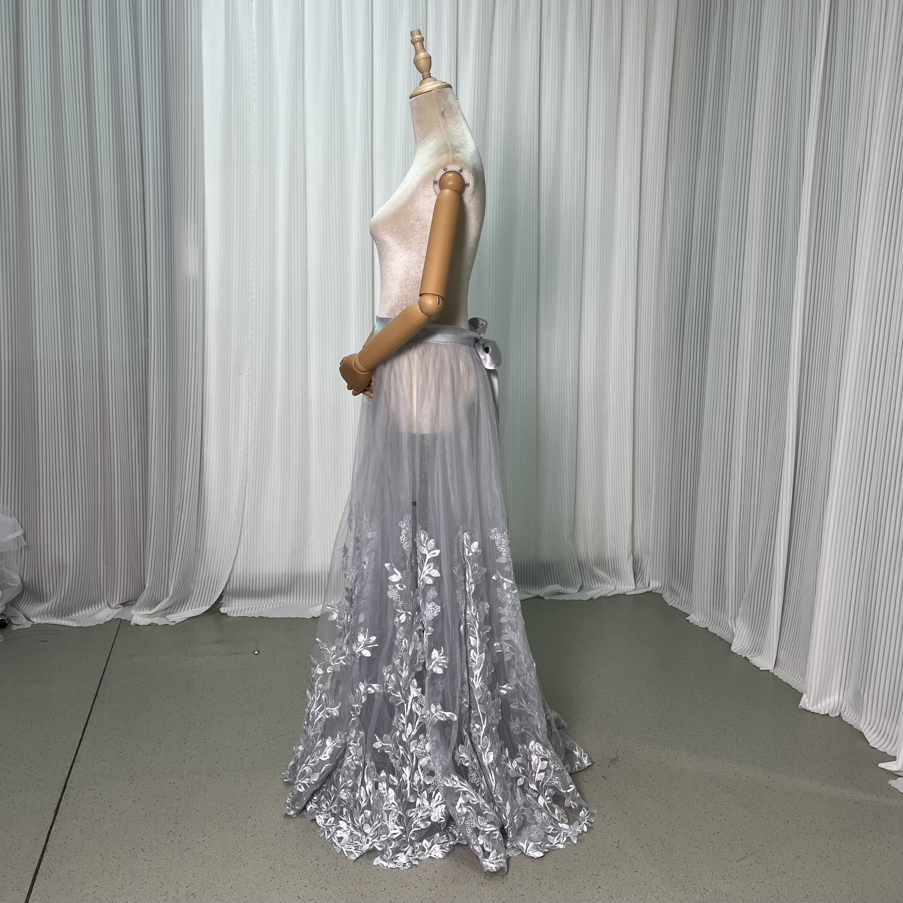 大人気上昇！ウエディングドチュールスカート 薄シルバー ロング リーフ刺繍 花嫁