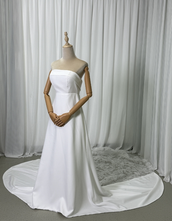 フランス風 ウェディングドレス ベアトップ 細見えシルエット 華やかなトレーン 流れる透け花レース 結婚式